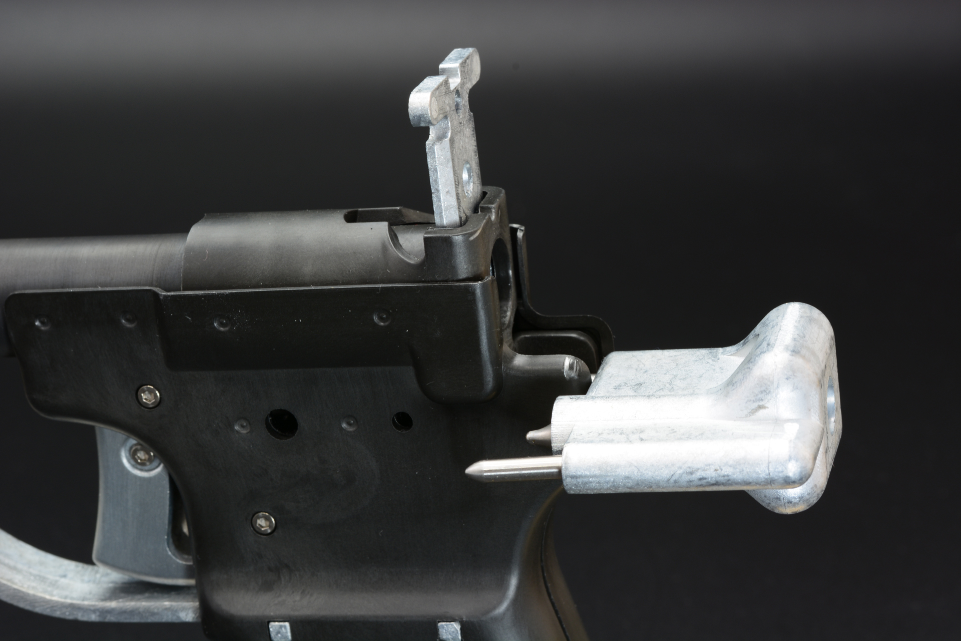 コッキングノブを引っ張り回転させる。リアサイトを兼ねたカートストッパーを引き上げれば内部に弾丸を装填できる