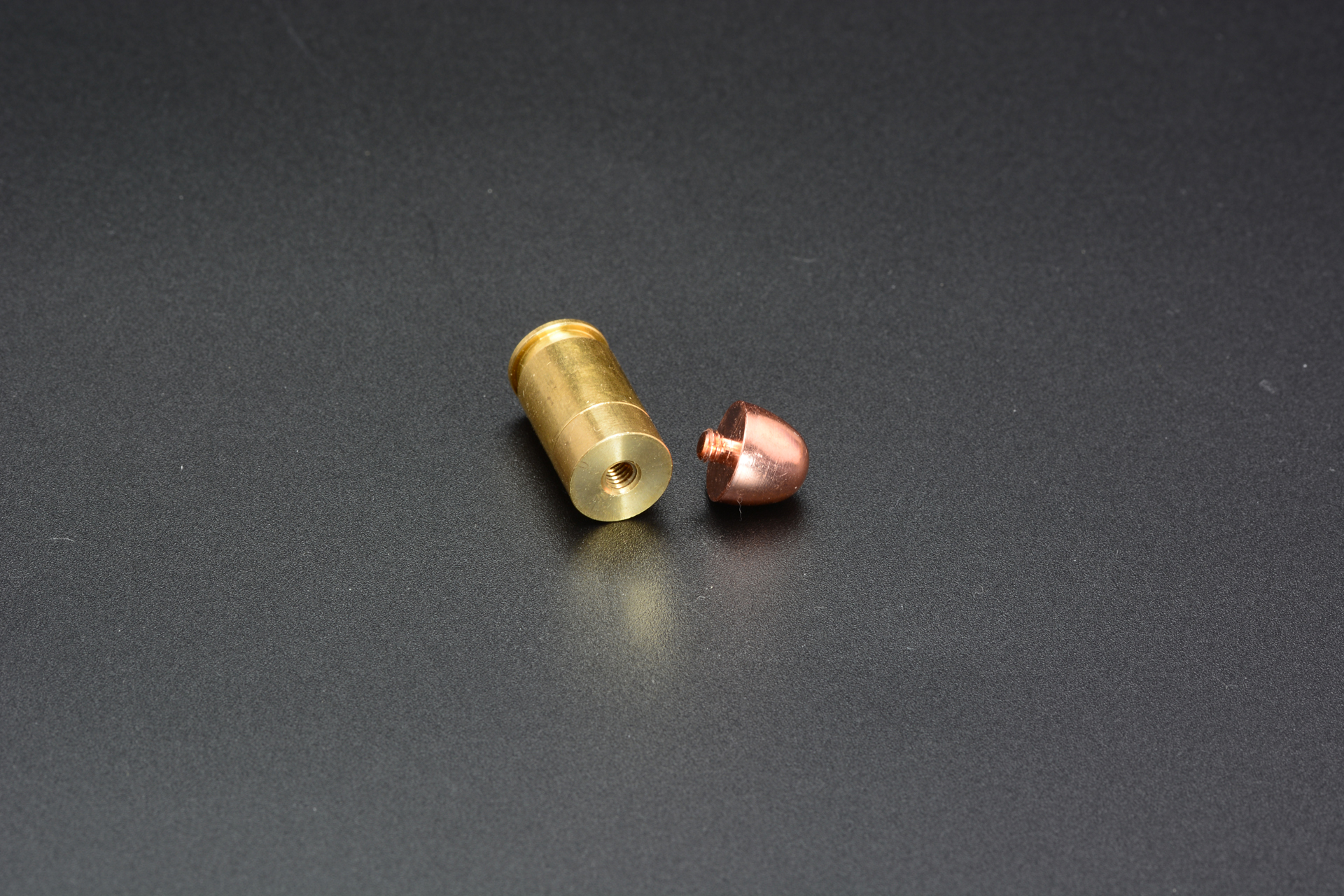 発火させる場合は先端の弾丸部分を取り外し、火薬の発射口を露出させる。実弾を撃った薬莢風になるのが楽しい