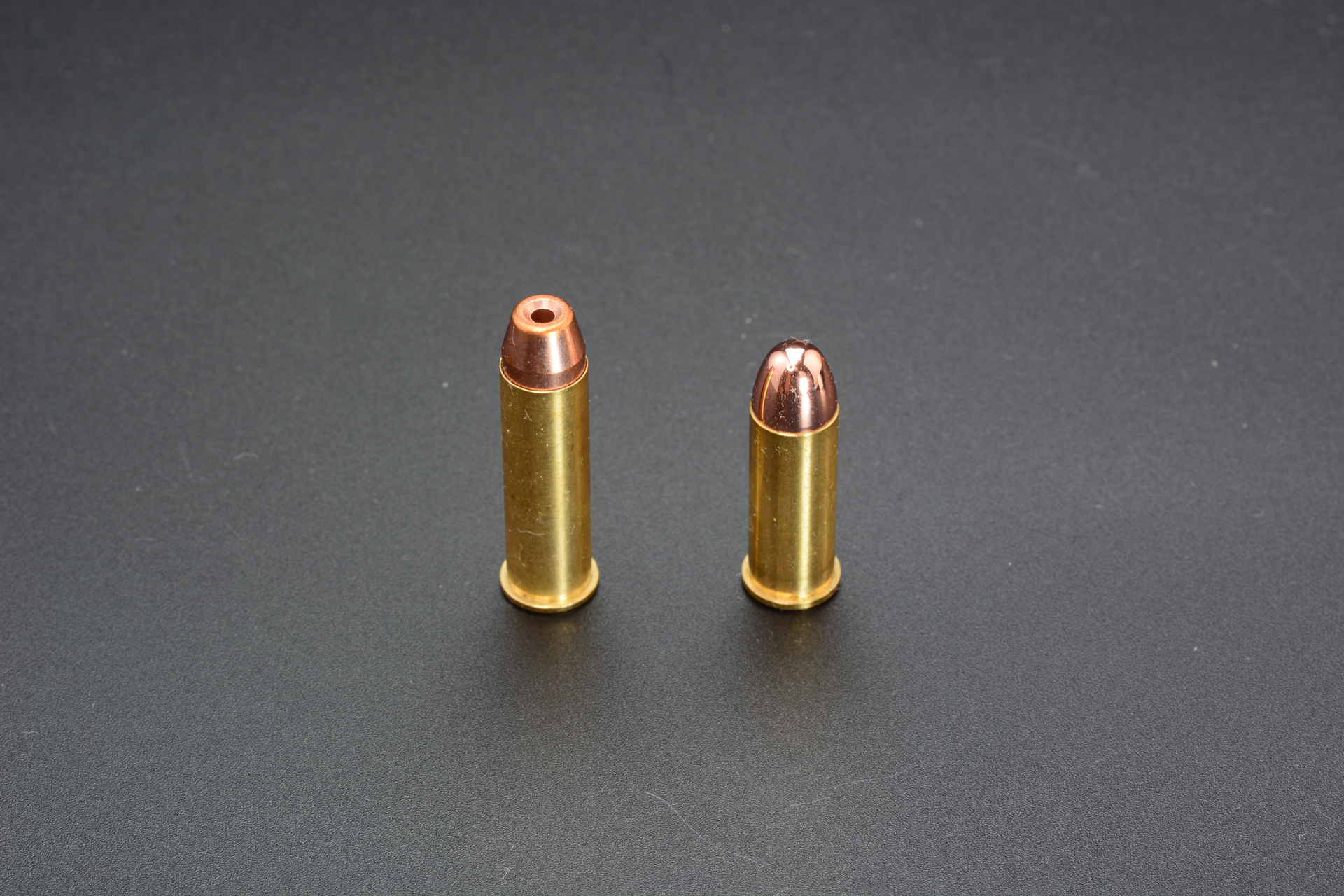 M19で使用する.357マグナム弾(左)と、.38スペシャル弾。左は発火用に内部に火薬をセットでき、発射音を出すために先端に穴が開いている。右は空撃ち用のダミーカートリッジなので丸い弾丸を再現している。リバレーターのカートリッジは先端を取り外すことで、外観のリアルさと機能を両立している