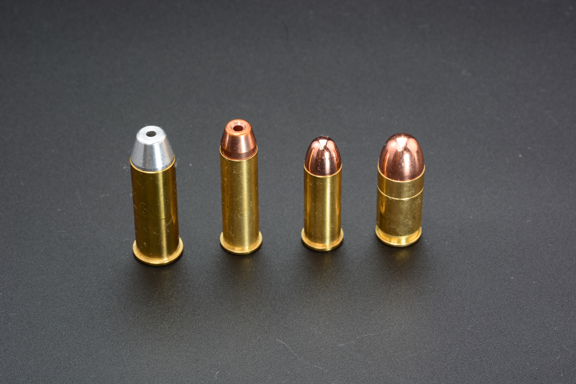 筆者が持っているカートリッジと並べてみた。左が.44マグナム弾、右がリバレーターの.45ACP弾。実弾風のカートリッジを装填できるのはモデルガンの大きな魅力だ