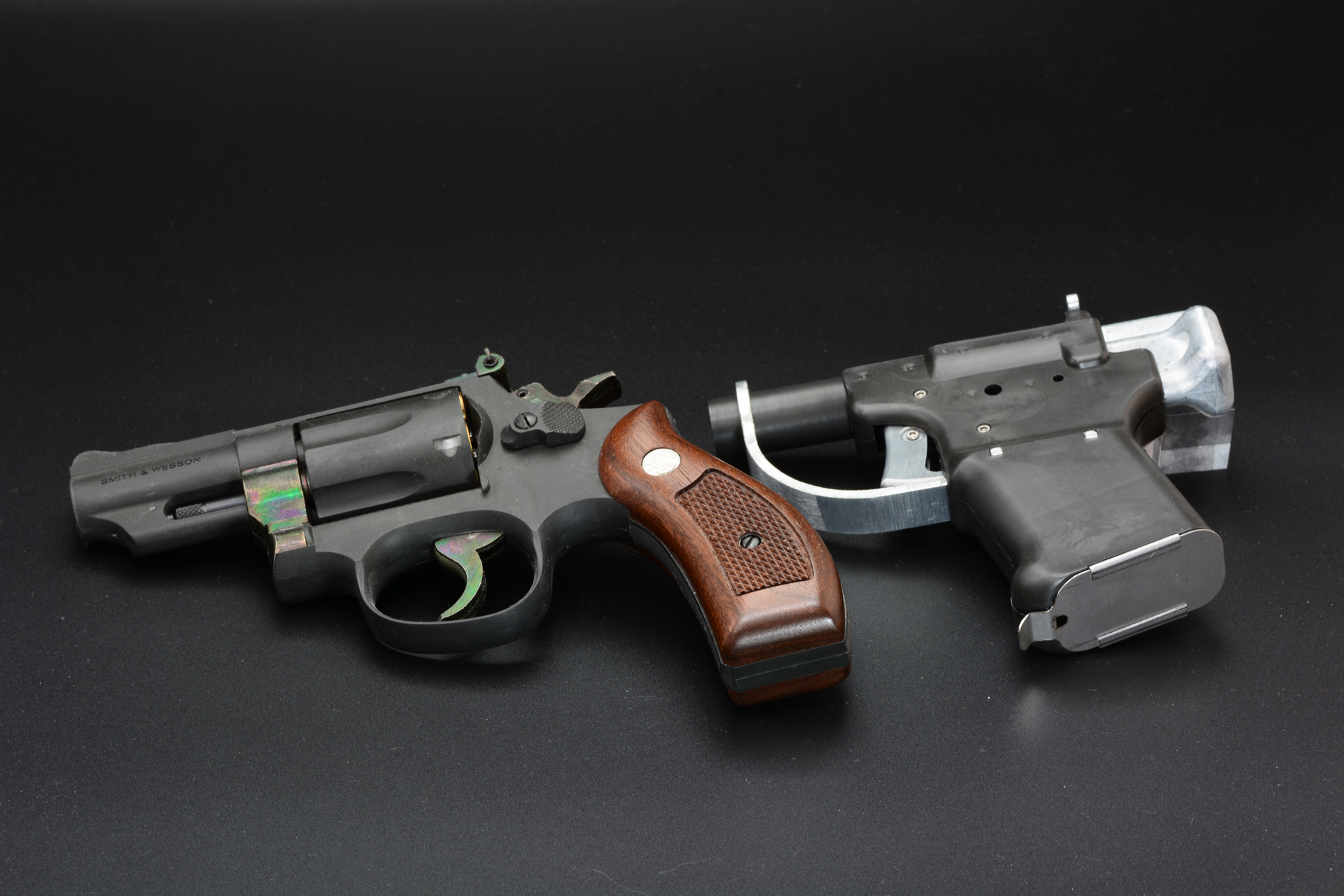 回転式拳銃のS&W M19と並べてみた。銃というより工具のようだ