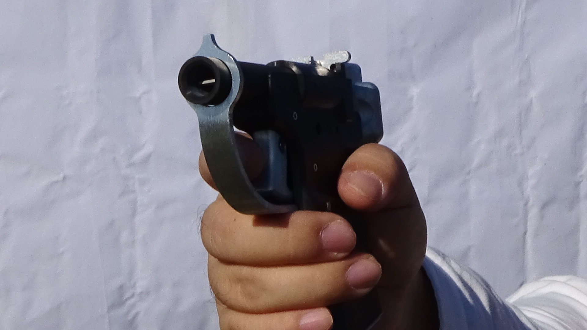 無骨なデザインと無機質な手触り、ずしりとくる重さ。特殊な銃だけにそれがどんなストーリーで射撃するのか想像をするのも楽しい