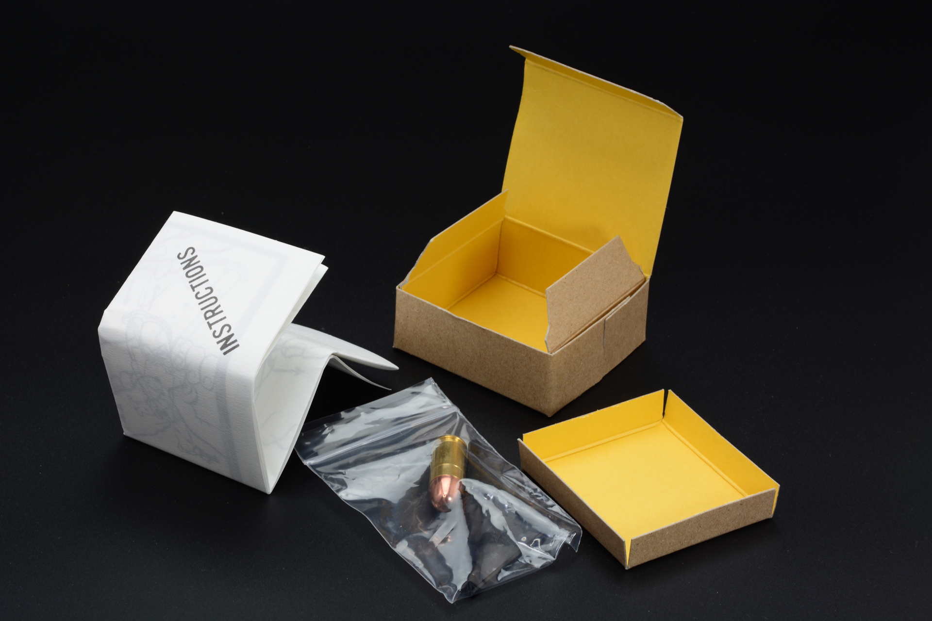 パッケージ内部の小箱も再現。この箱には弾丸とマニュアルが入っていた。製品では分解用の六角レンチや、火薬を詰めるローダーも同梱