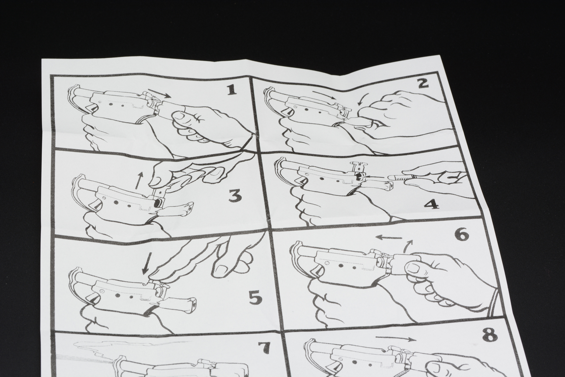 当時のものを復刻したマニュアル。文字がなくコマ割りで使用手順を説明。様々な国への投入を考えてのデザインだ