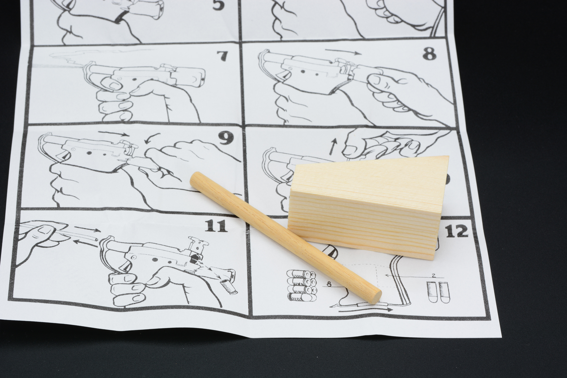 モデルガンでは使わない木のダボ(棒)も付属。スペーサーも木製だ