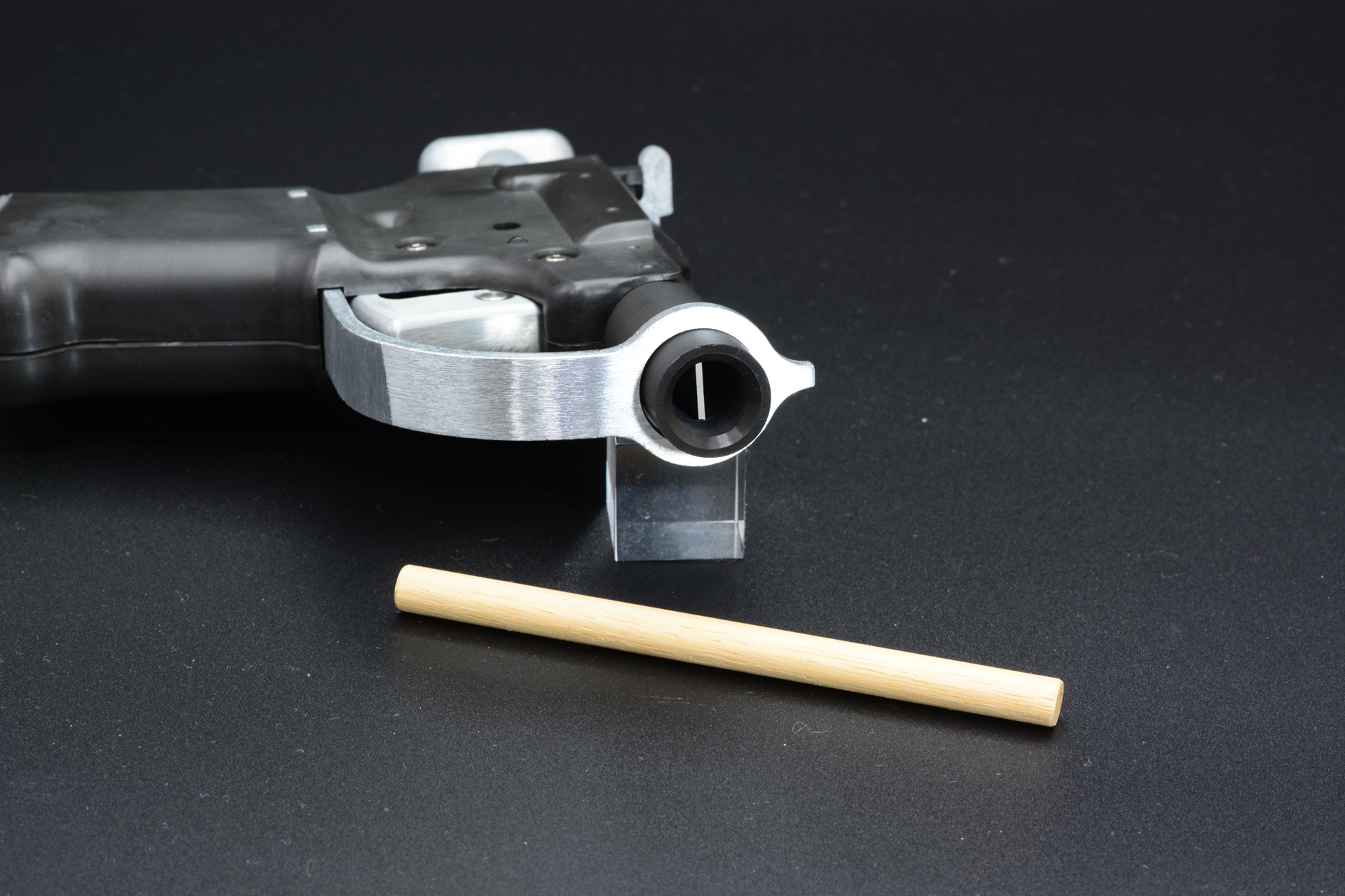 実銃は付属の木の棒で弾丸を突き出すことで次弾を装填できる。モデルガンは安全対策のためインサート(仕切り)があるのでこのアクションができないが、きちんと棒が付属しているのがうれしい