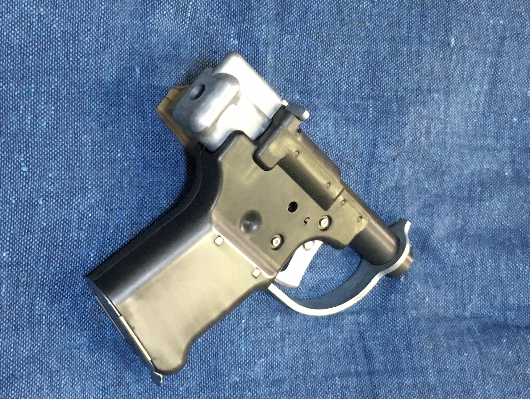 グリップ部分をハートフォード代表のコネティ加藤氏が磨いた写真。さらに磨けばより金属感が深まる