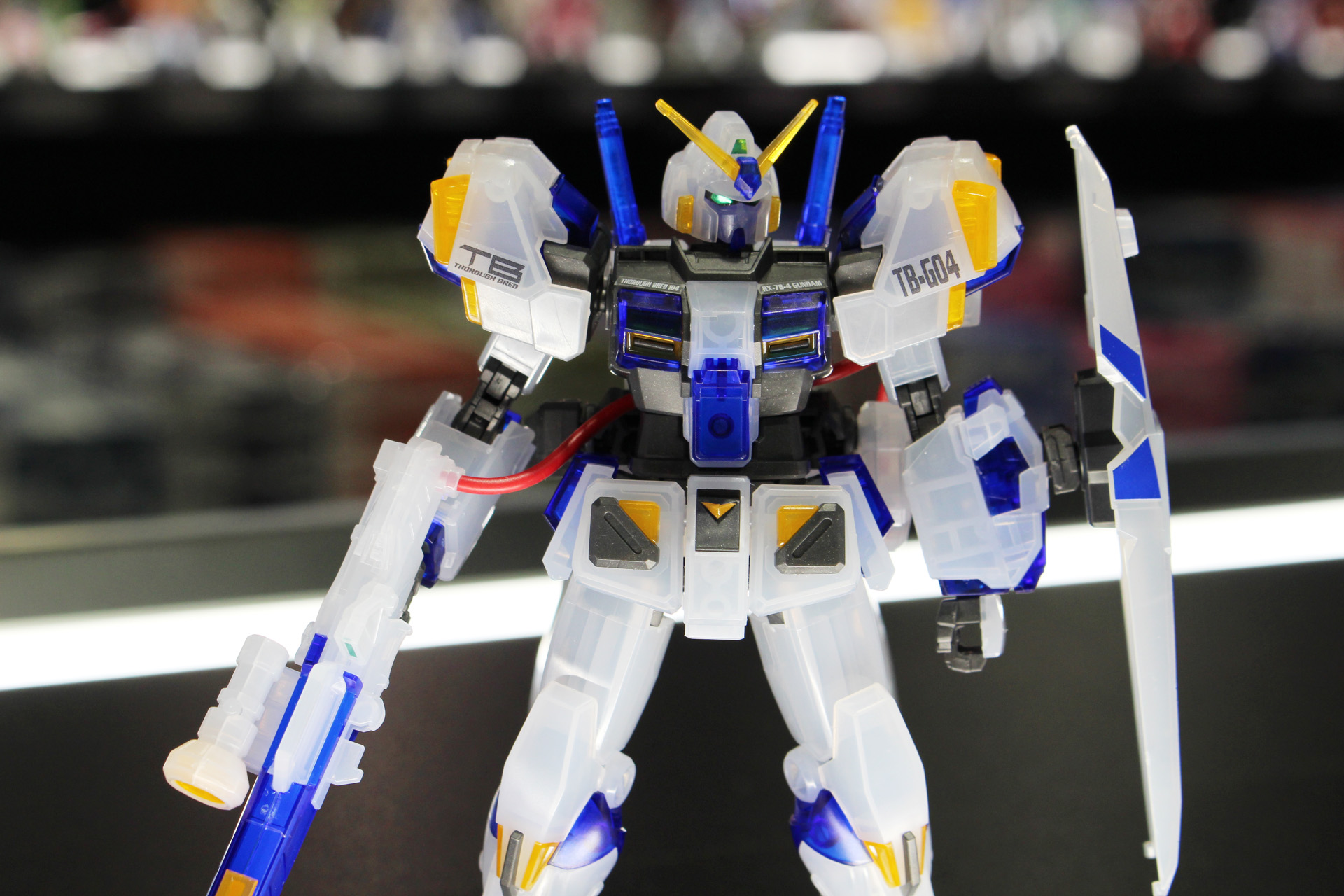 クリアブルーが精悍な4号機。メガ・ビーム・ランチャーと腰部のエネルギー・ユニット・パックの接続にはリード線を採用している