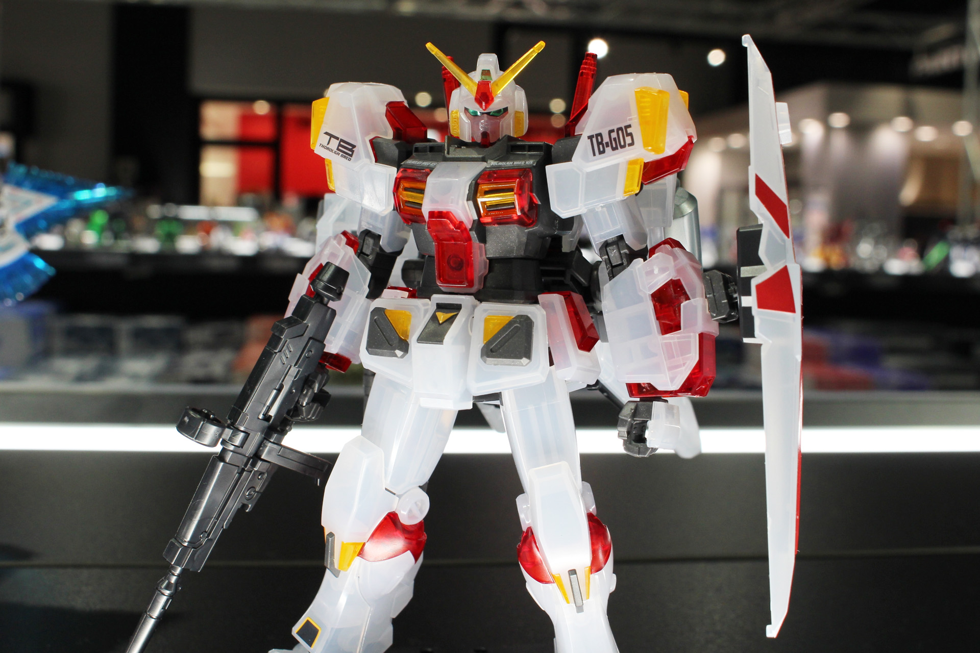 4号機とは対照的なクリアレッドが美しい5号機。胸部など、デザインも一部が異なっている