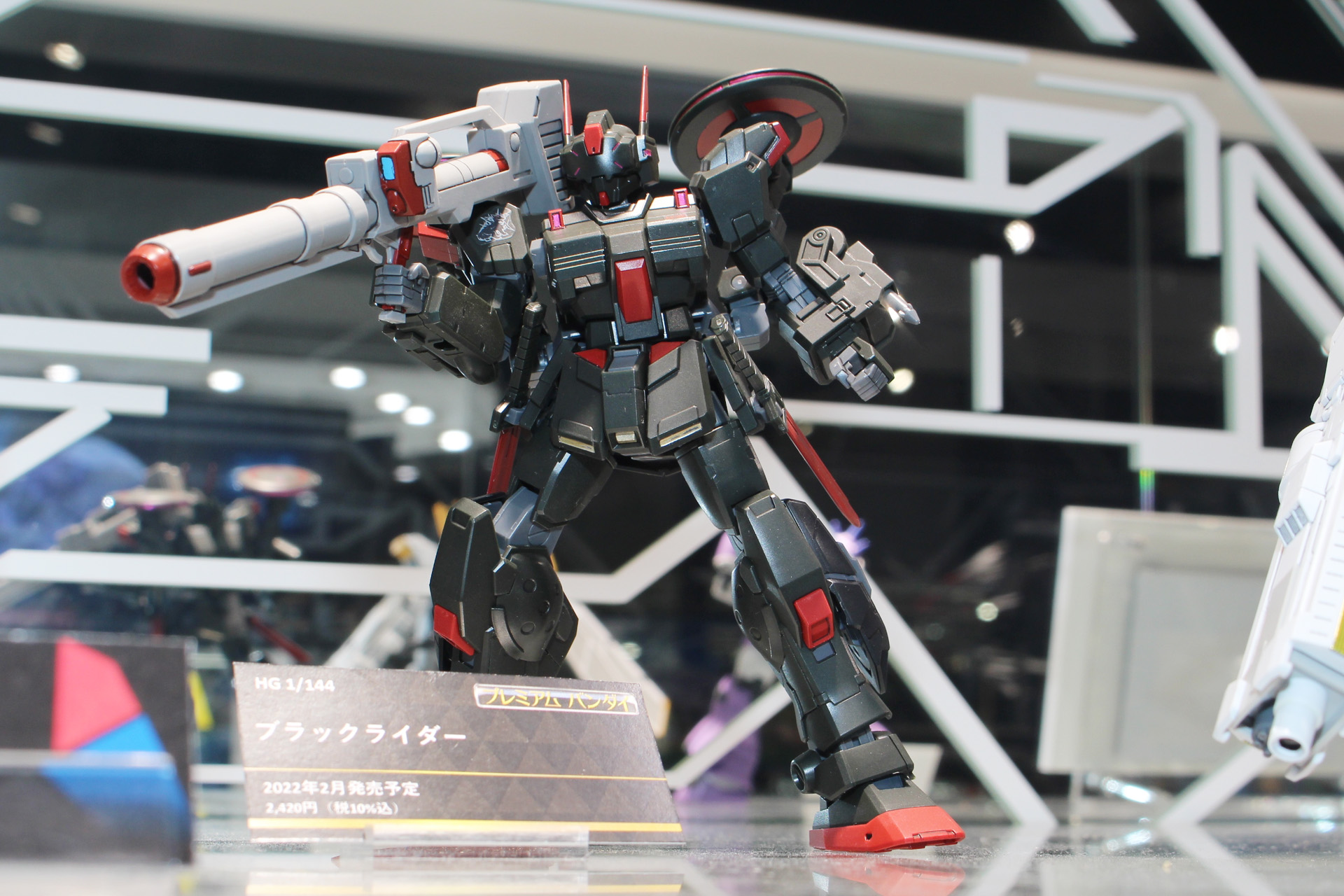 ブラックライダーは闇に紛れる漆黒の機体。写真で装備しているのはレール・キャノン