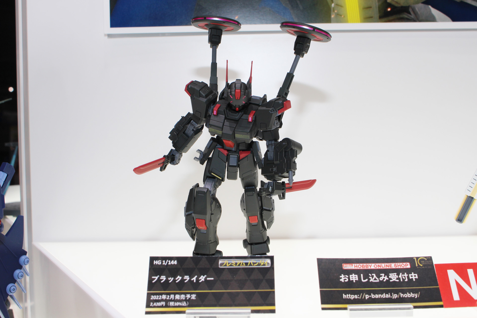 機体背面の試作戦術ユニット「steelyard」が大きな特徴。レドームはパーツの差し替えで展開が可能