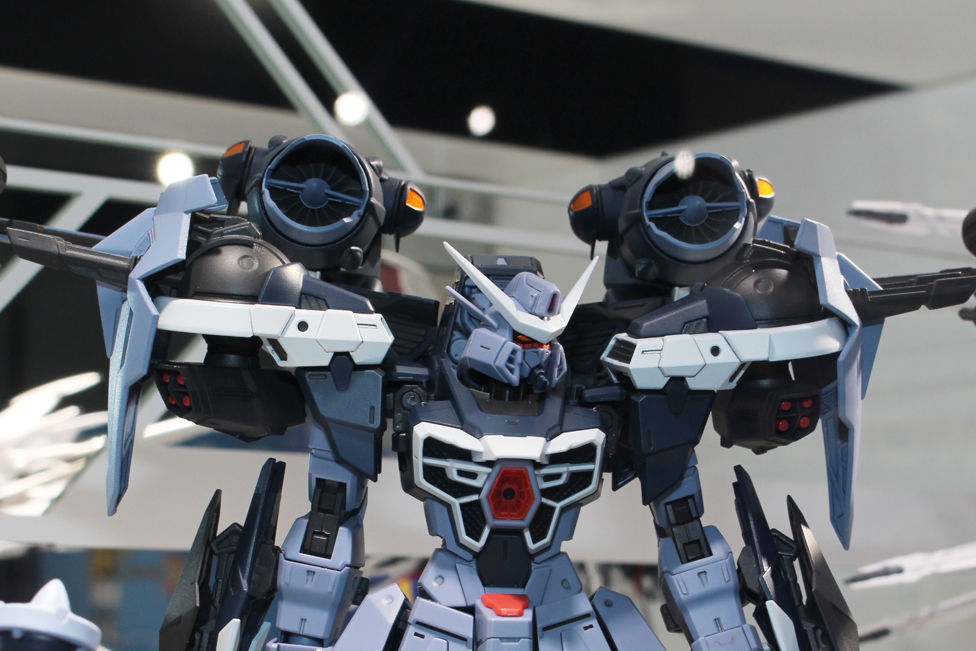 推進ユニット内には、ターボファンエンジンを思わせるディテールを再現している