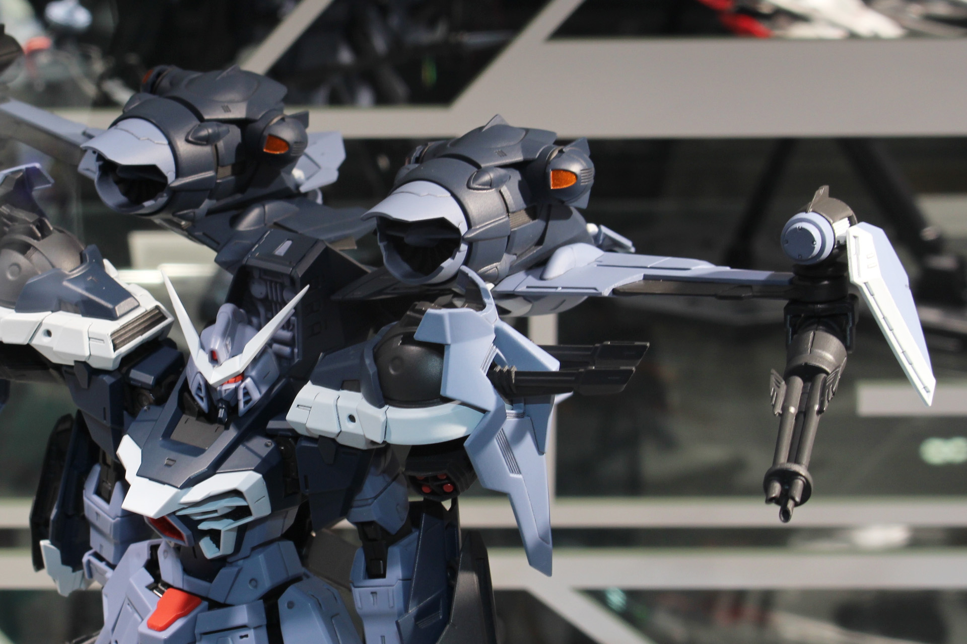 両翼の先端には120mm3連装ガトリング砲を装備。可動機構を内蔵