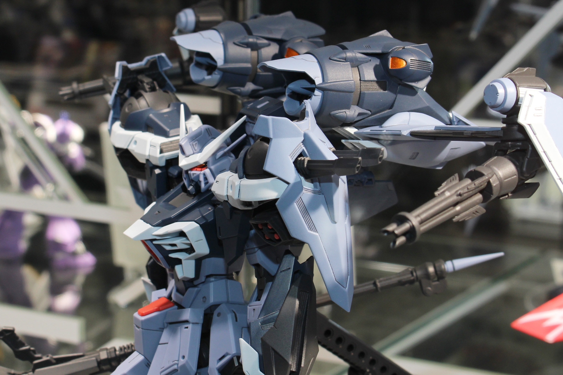 肩には57mm2連装ショルダーキャンと220mm4連装多目的ミサイルポッドが。もちろんこれらも可動する