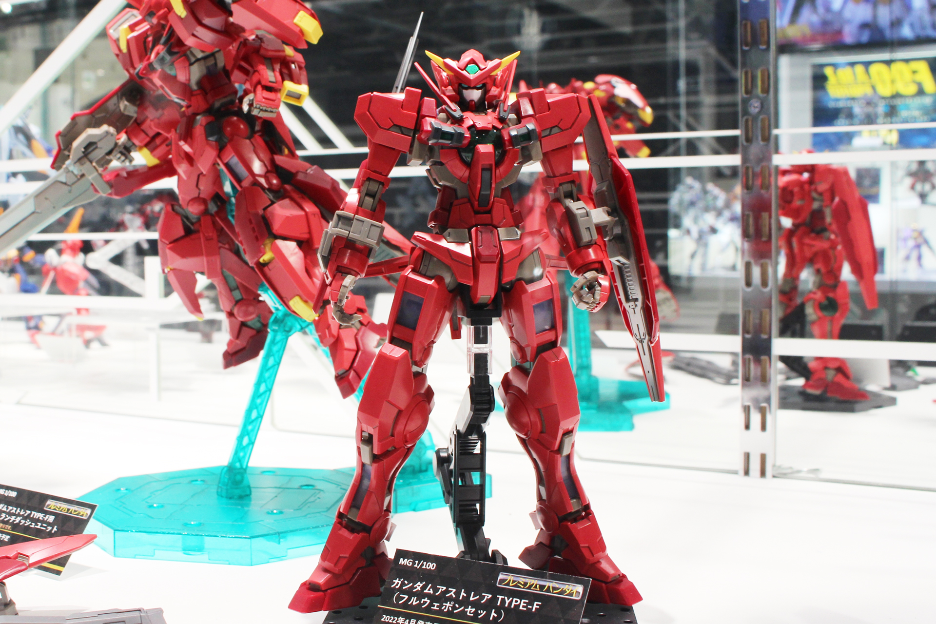 「MG 1/100 ガンダムアストレア TYPE-F（フルウェポンセット）」。4月発売予定（1次予約分）。価格は6,820円（税込）。プレミアムバンダイ限定商品