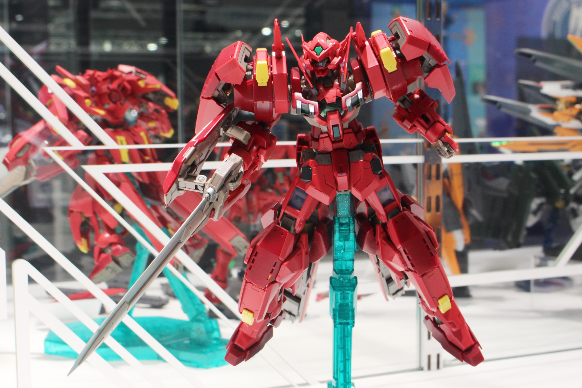 「MG 1/100 ガンダムアストレア TYPE-F用 アヴァランチダッシュユニット」。4月発売予定（1次予約分）。価格は3,300円（税込）。プレミアムバンダイ限定商品。写真はMG ガンダムアストレア TYPE-F本体に装備したもの