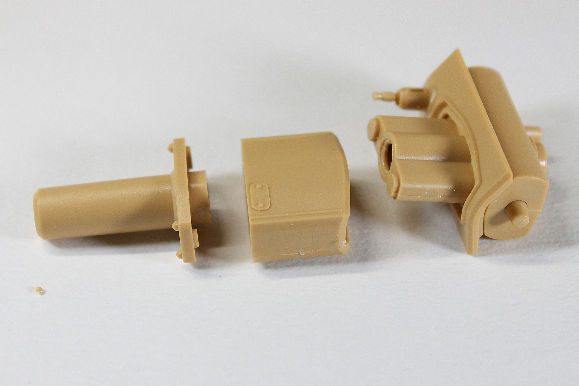 主砲基部の組み立て。説明書通りに組んでいけば問題ない部分です。細かいディテールを見て、楽しみたいところですね。