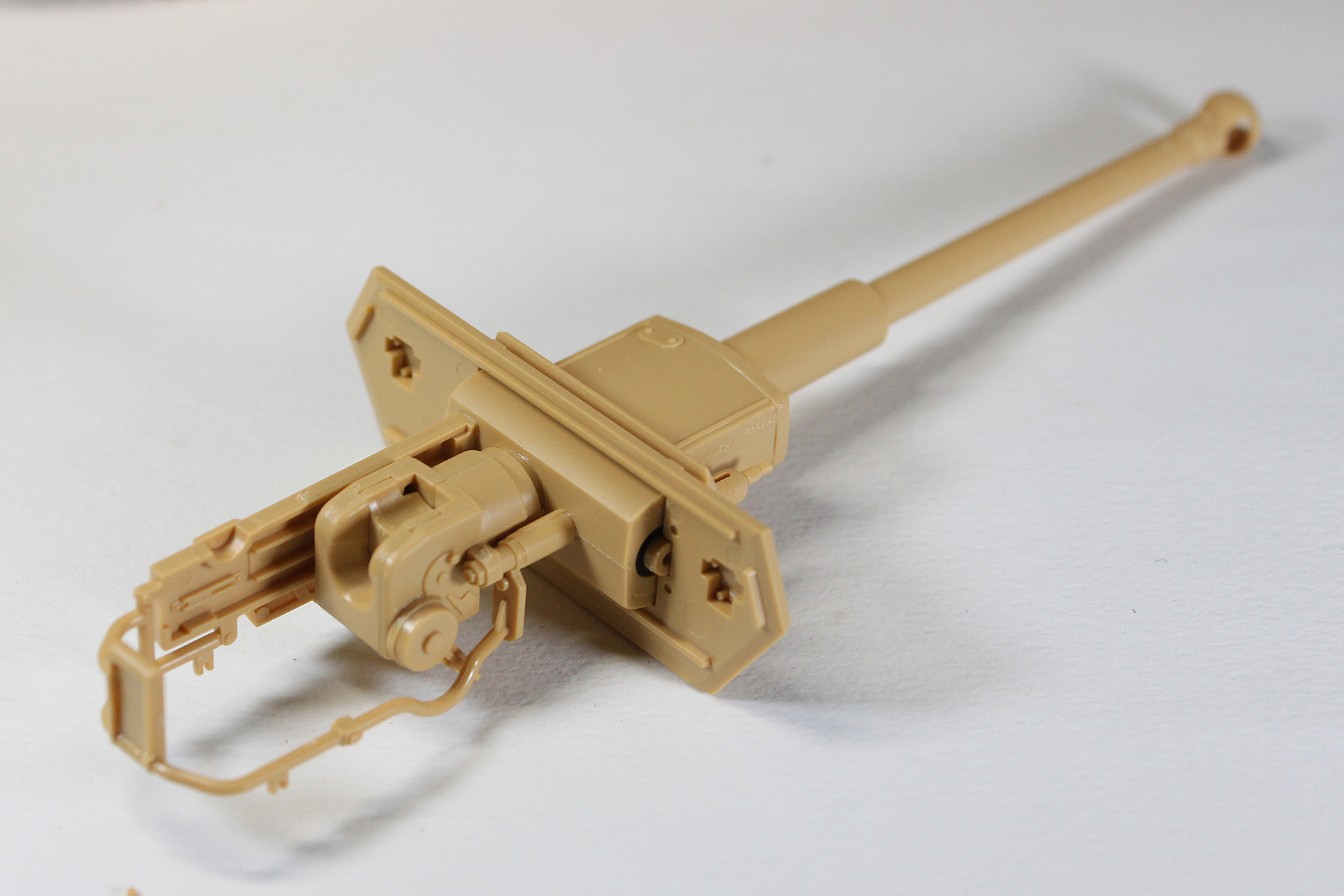 43口径7.5cm砲KwK40後端を組み立て。「ここから弾が入ってフタみたいなのが閉じるんだなあ」などと楽しみながら作業しました。ググったり、資料を購入しておけば、もっと楽しめると思いますね