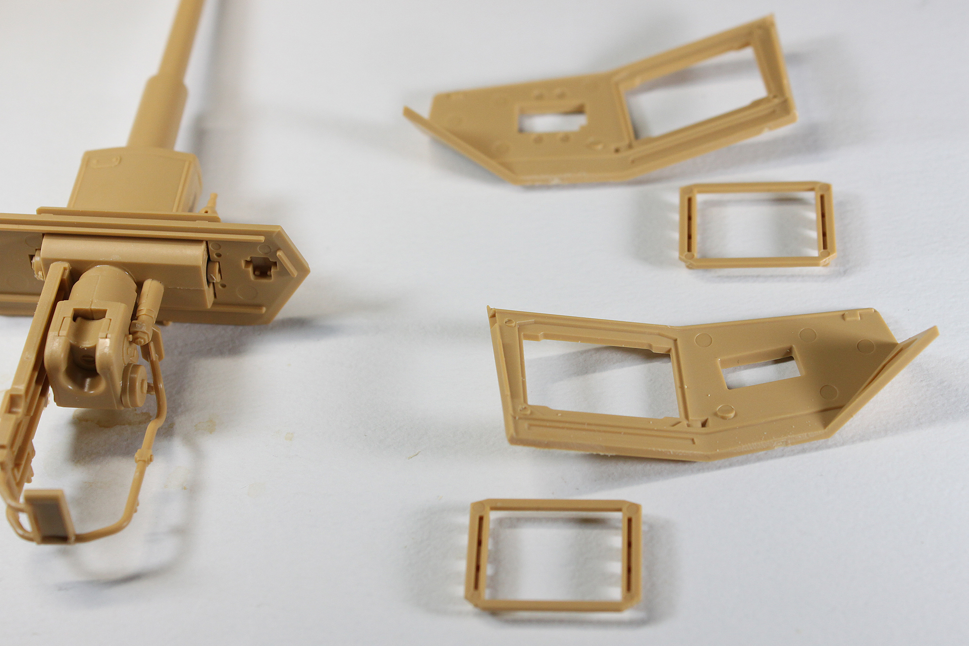 砲塔の組み立て。箱のように組んでいけば出来上がります。きちんと噛み合わせのミゾが掘られているので、パーツがずれることはまずないでしょうが、隙間ができないように、接着したら多少はギューッと抑えておいたほうがいいでしょう