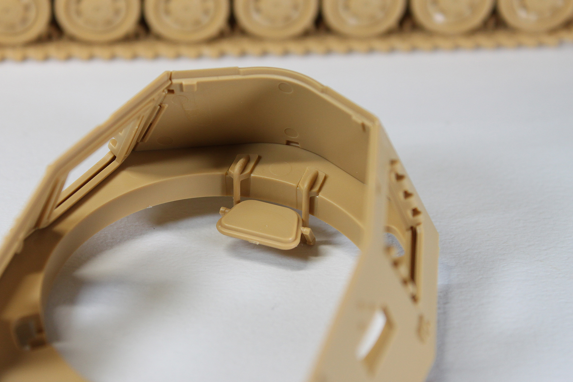 砲塔の組み立て。箱のように組んでいけば出来上がります。きちんと噛み合わせのミゾが掘られているので、パーツがずれることはまずないでしょうが、隙間ができないように、接着したら多少はギューッと抑えておいたほうがいいでしょう