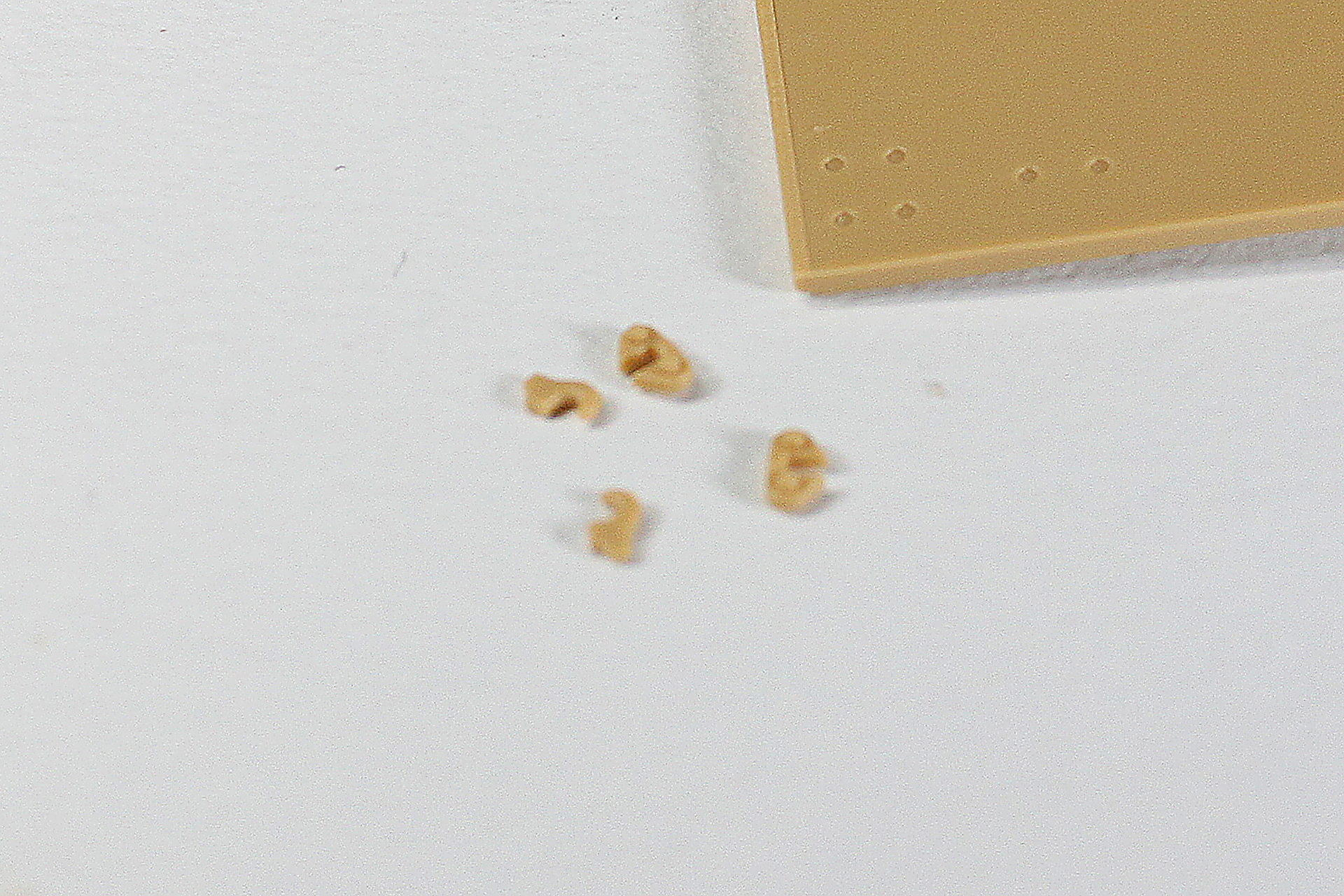 わー！　小さい！　これらのパーツを砲塔の側面に接着していきます。「失敗するかも」という心配は御無用。小さいから失敗するかもしれませんが、逆に言えば小さいから失敗してもまあ、それほどバレないのでは？　と思います。