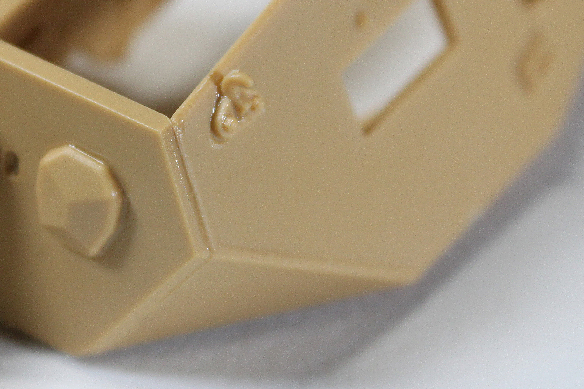 うまくいきましたー！　と、言いたいところですが、まさに失敗しています。フックのカギ状の部分が、しっかり入り込んでいません。もう少し角度を変えて押し込まねばならなかったのです