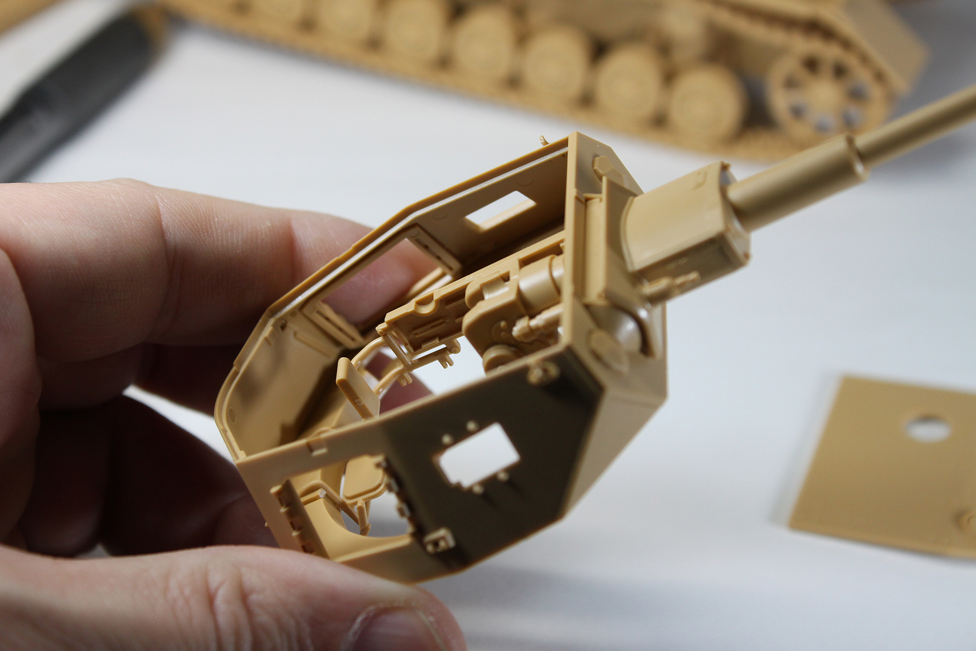 いよいよ形になってきた砲塔。主砲の後端がカッコいいですねぇ。しばらく眺め回して楽しみます