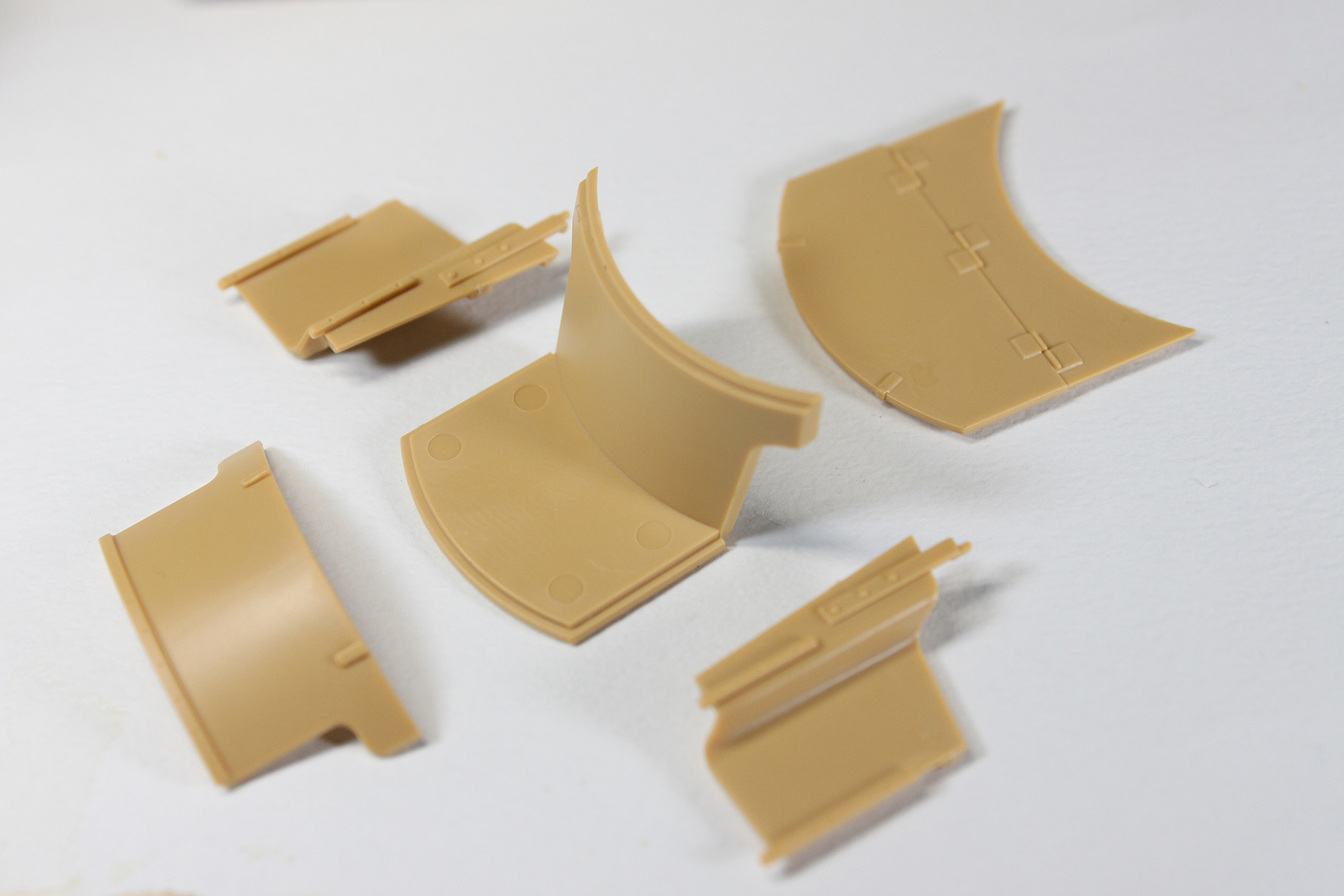 雑具収納箱も、例によって板を箱状に組む形式です。