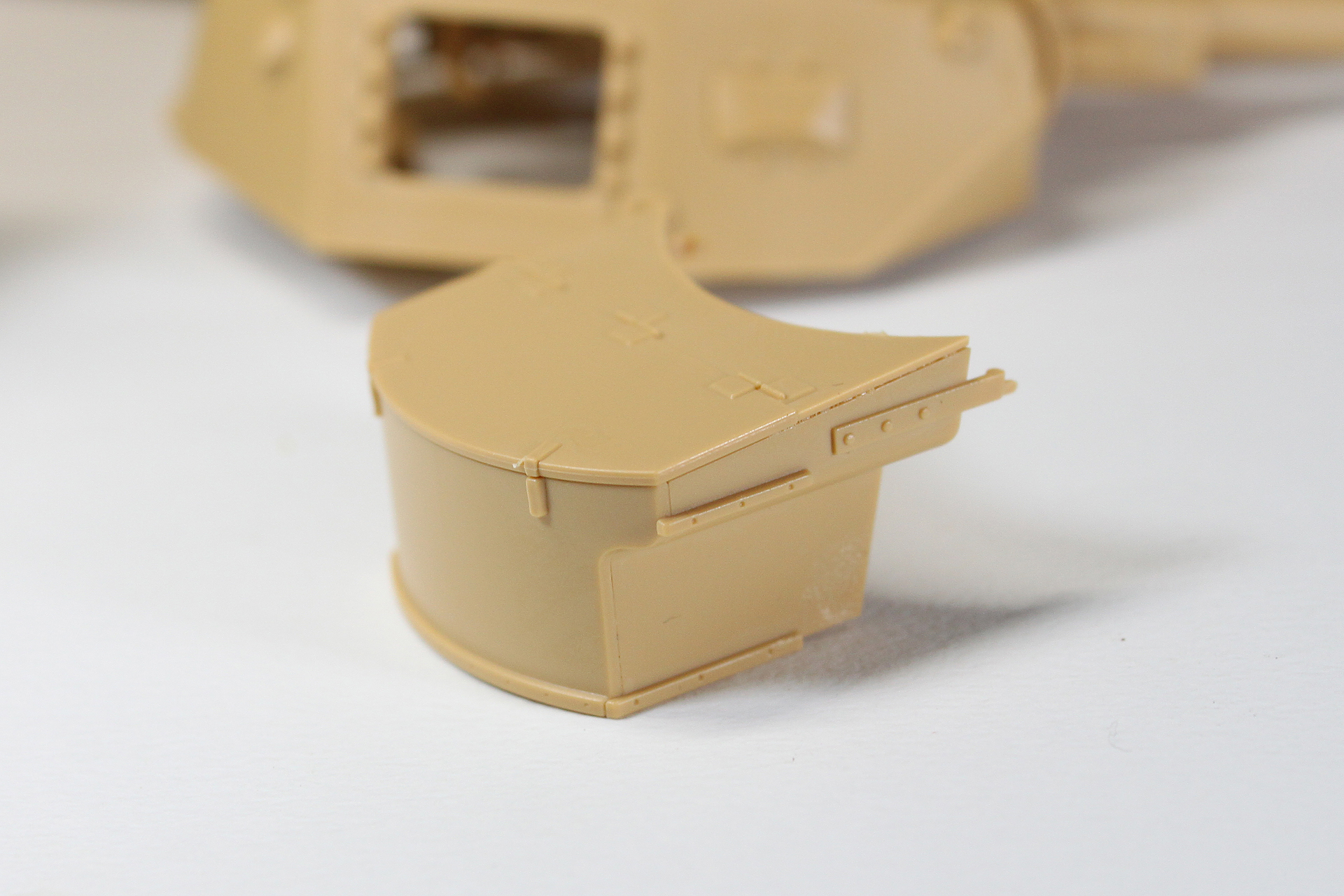 雑具収納箱も、例によって板を箱状に組む形式です。