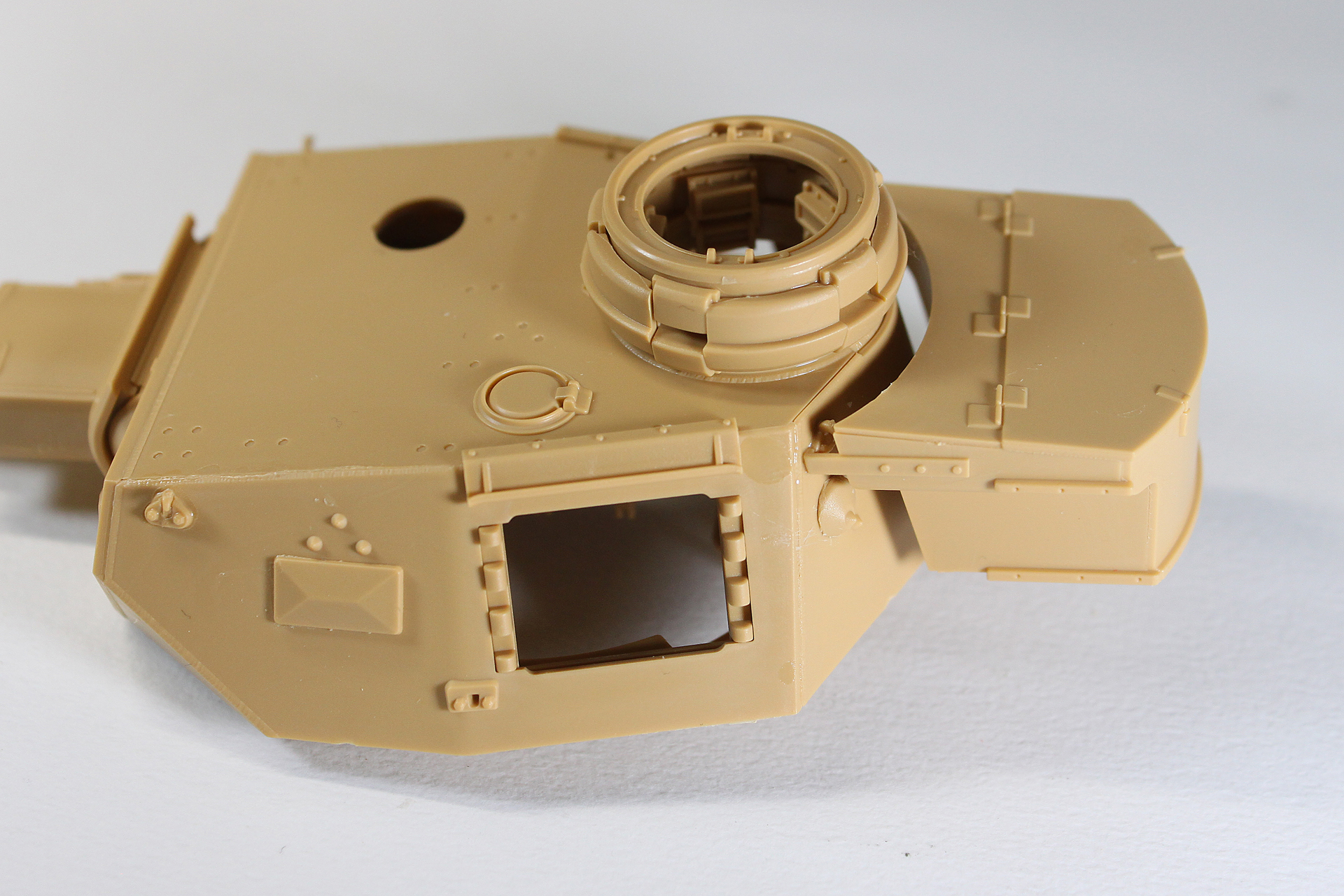 キューポラをかぶせて、さらにハッチや細かいパーツを取り付けました。いやぁ……ディテールも細かくゾクゾクしますね～