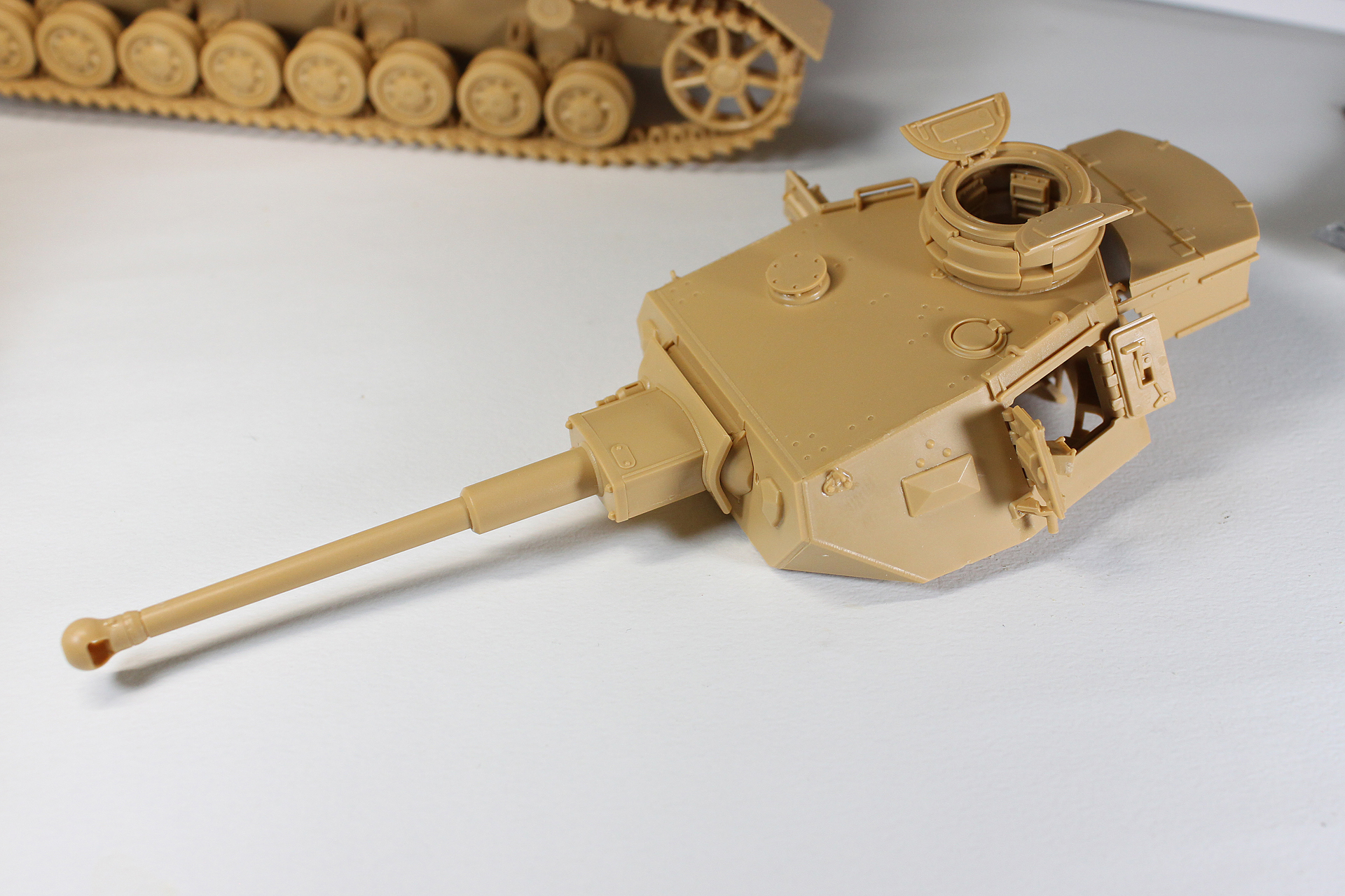 キューポラをかぶせて、さらにハッチや細かいパーツを取り付けました。いやぁ……ディテールも細かくゾクゾクしますね～