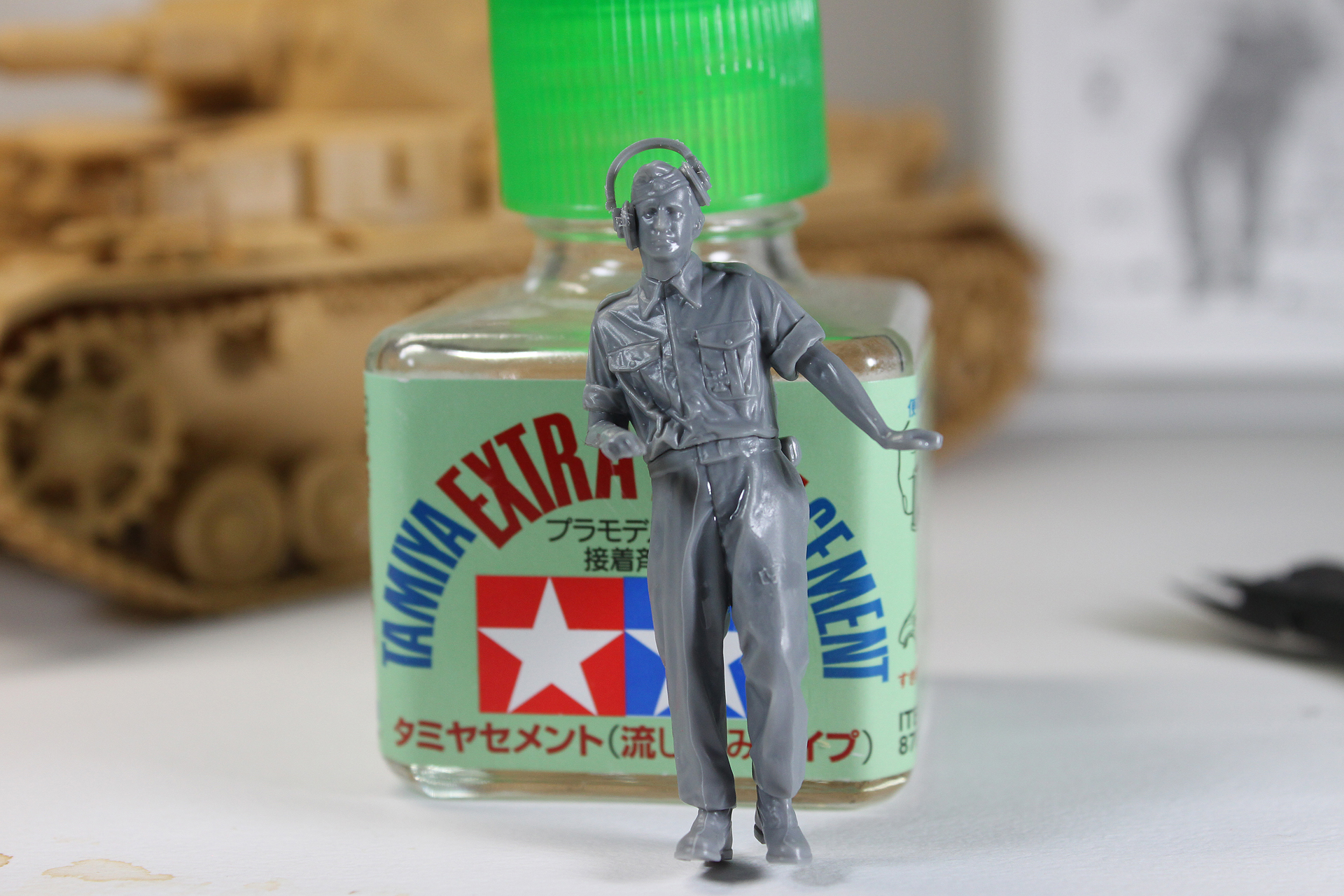 車長のフィギュア。単体だと何をしているのかわかりませんが、まあそこは後々のお楽しみということで