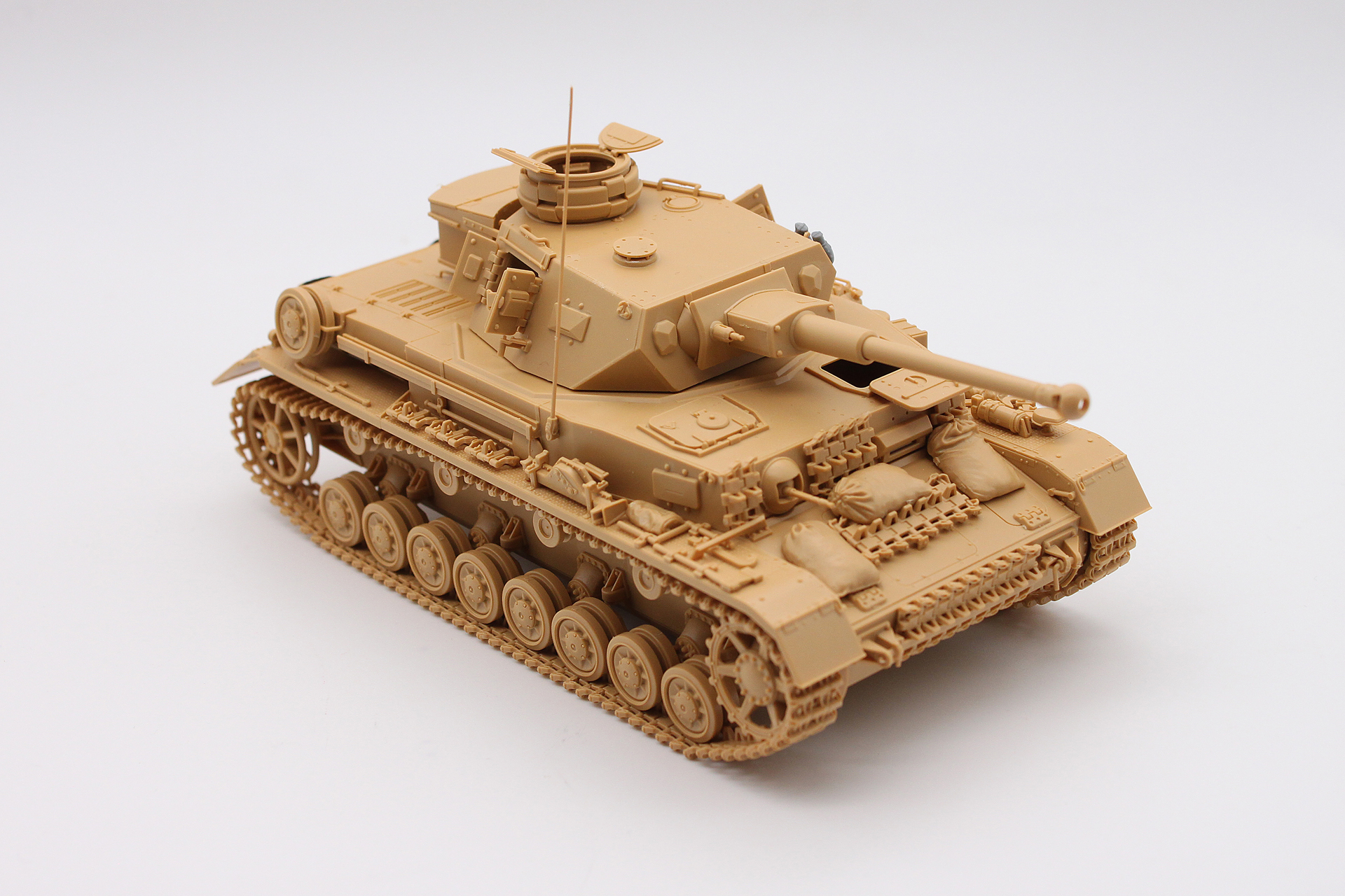 全体を角度を変えながら。塗装をしなくても、陰影である程度ディテールがわかるので、これはこれでアリだなあと。車体上部のジェリカンをはじめとしたアクセサリもゴチャ感あっていいですし、履帯のたるみもバッチリ重さ感出ていますね！