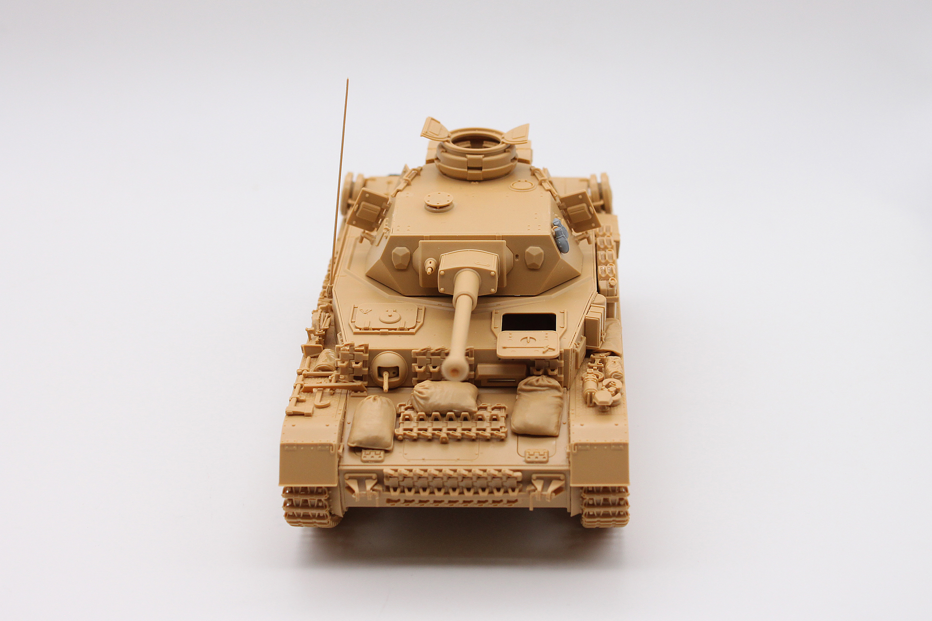 全体を角度を変えながら。塗装をしなくても、陰影である程度ディテールがわかるので、これはこれでアリだなあと。車体上部のジェリカンをはじめとしたアクセサリもゴチャ感あっていいですし、履帯のたるみもバッチリ重さ感出ていますね！