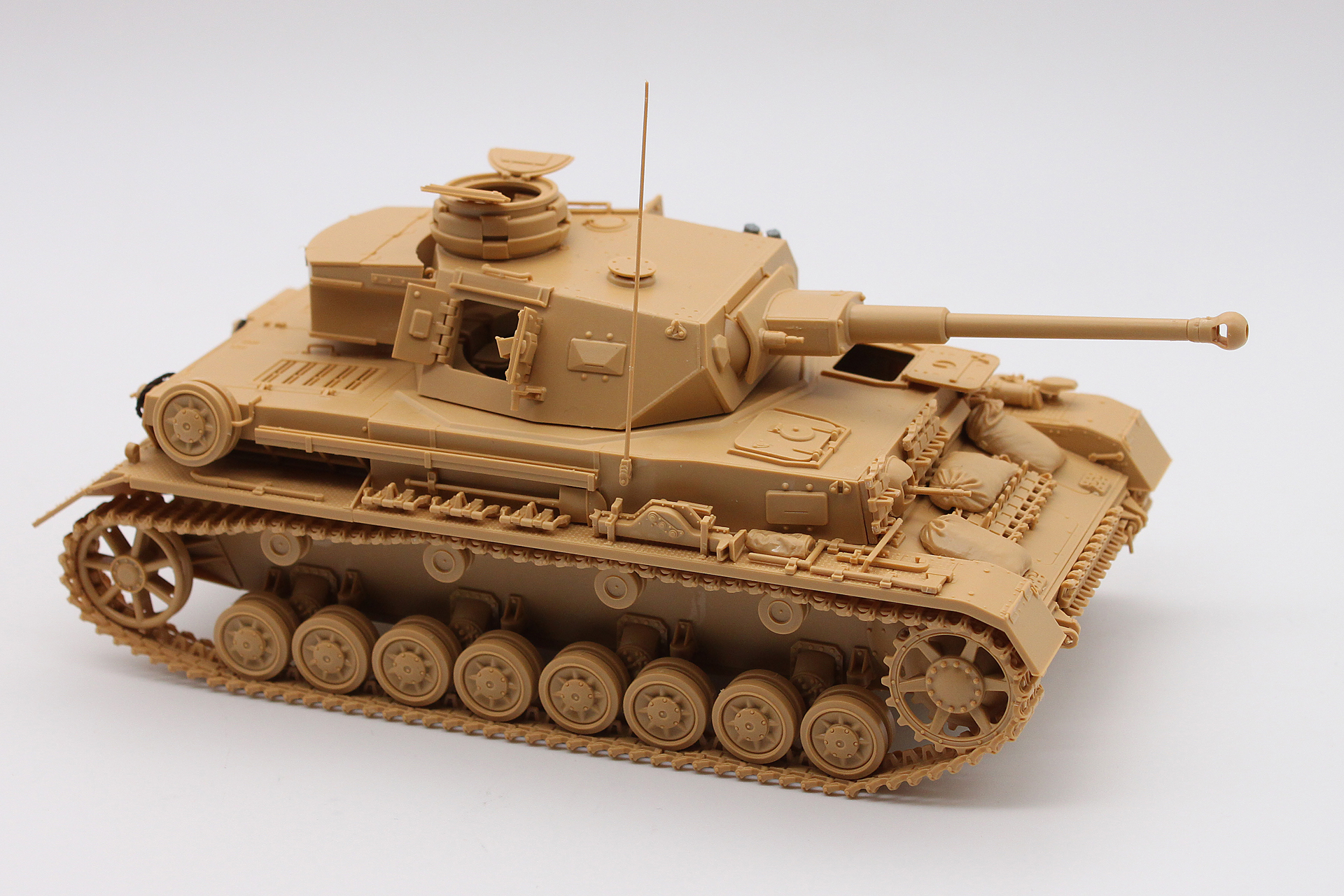 全体を角度を変えながら。塗装をしなくても、陰影である程度ディテールがわかるので、これはこれでアリだなあと。車体上部のジェリカンをはじめとしたアクセサリもゴチャ感あっていいですし、履帯のたるみもバッチリ重さ感出ていますね！