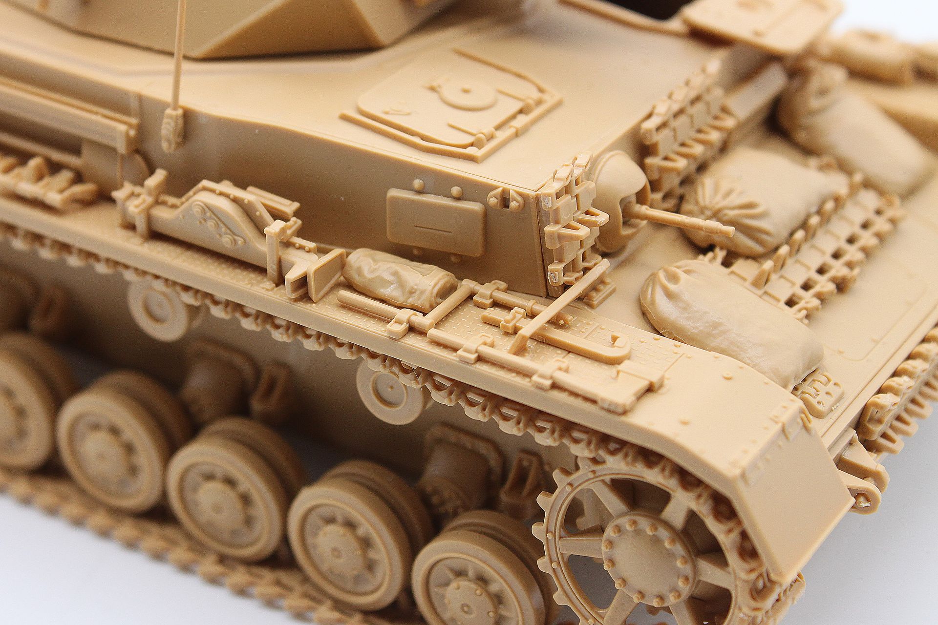 車体上面のアクセサリ類。こうしたアクセサリをちょいちょいと付けていくのが、これまた楽しいですね。めんどくさい作業なのですが、笑顔でめんどくさいことができるのが、プラモデルのよいところではないでしょうか？