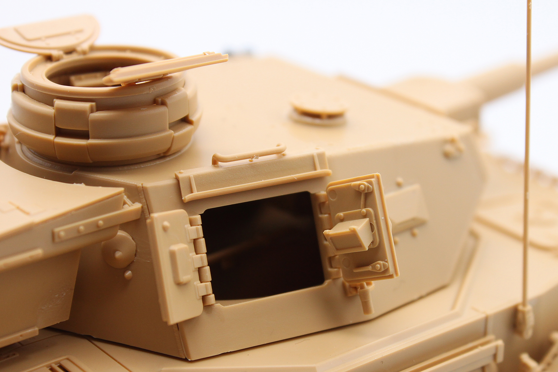 ハッチの開口部。開口するため、ハッチの裏側にもディテールが入っています。また開口部から砲塔内部がちらりと見えたりして、よいですね。なお、組立説明書の「B」パターンである第12戦車師団所属車の場合は、ハッチは閉じる仕様になっています（まあ、開けるか開けないかは作る人に委ねられてはいるでしょうが）