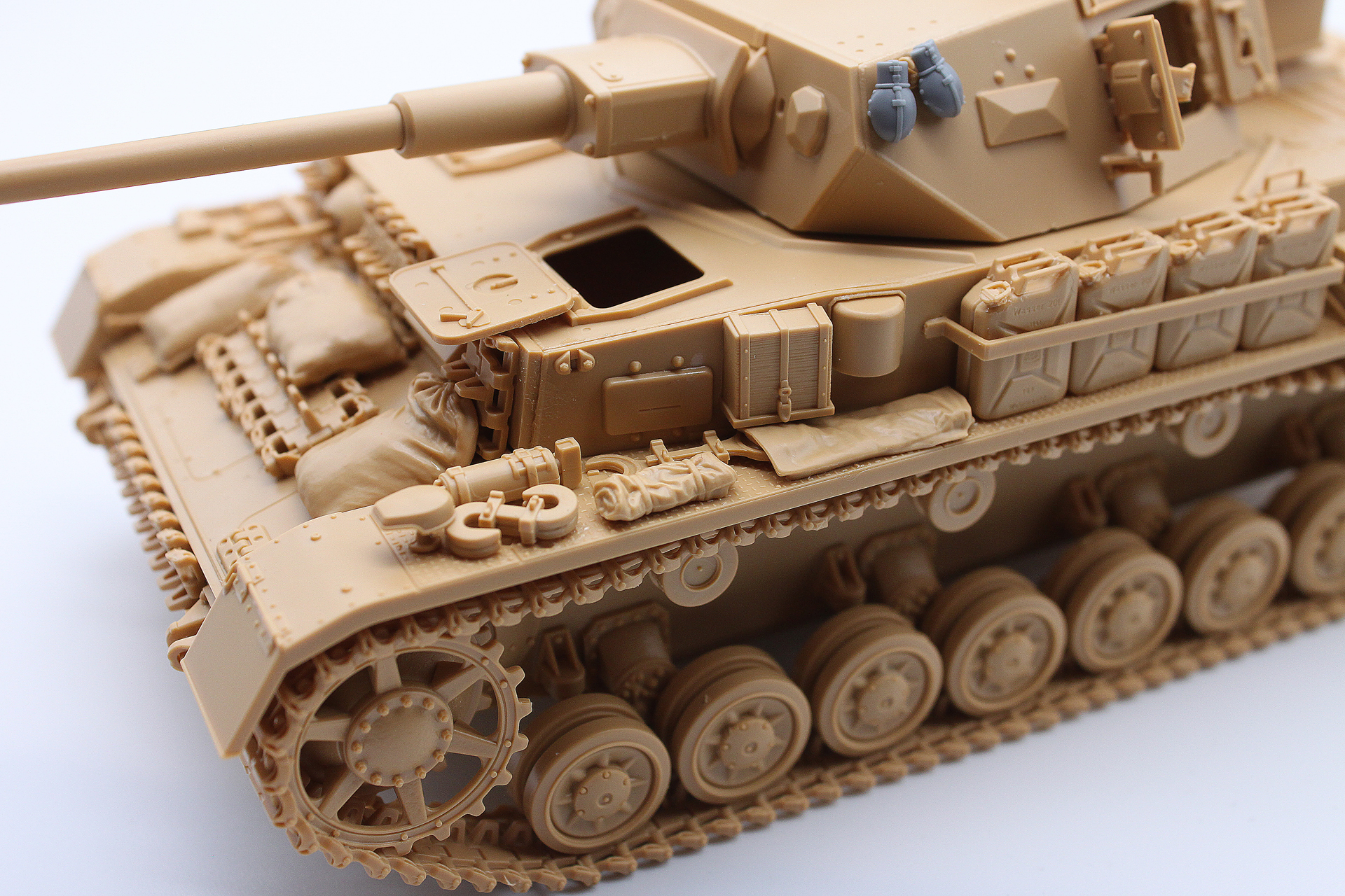 ハッチの開口部。開口するため、ハッチの裏側にもディテールが入っています。また開口部から砲塔内部がちらりと見えたりして、よいですね。なお、組立説明書の「B」パターンである第12戦車師団所属車の場合は、ハッチは閉じる仕様になっています（まあ、開けるか開けないかは作る人に委ねられてはいるでしょうが）