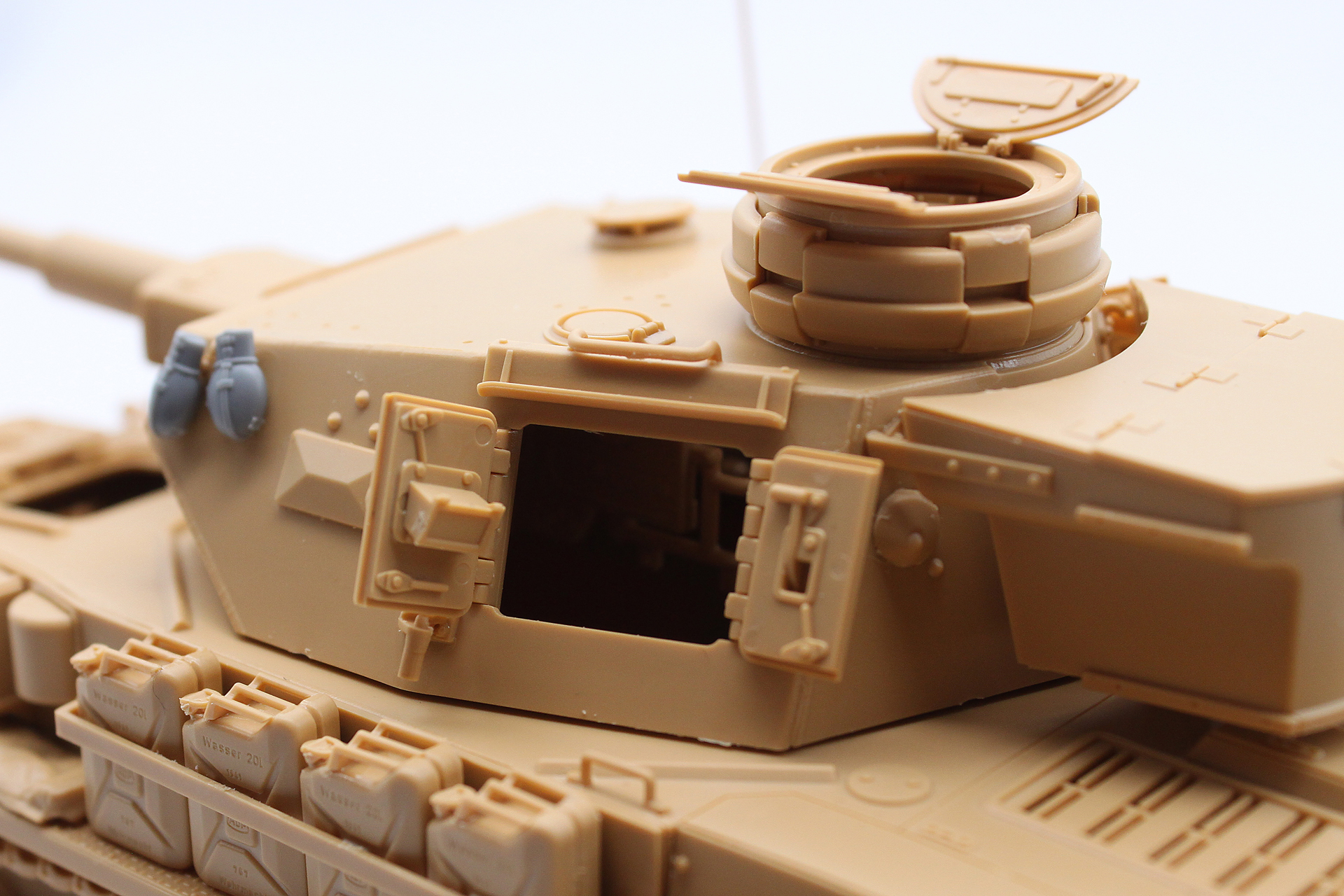 ハッチの開口部。開口するため、ハッチの裏側にもディテールが入っています。また開口部から砲塔内部がちらりと見えたりして、よいですね。なお、組立説明書の「B」パターンである第12戦車師団所属車の場合は、ハッチは閉じる仕様になっています（まあ、開けるか開けないかは作る人に委ねられてはいるでしょうが）