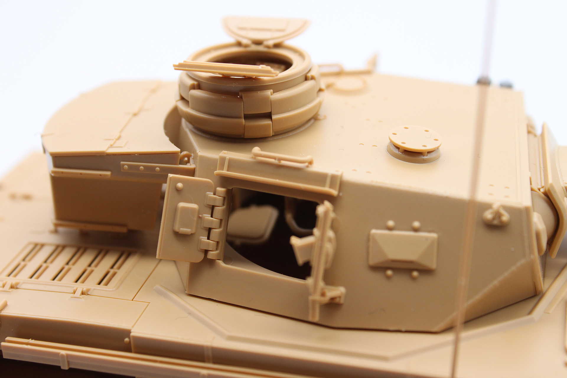 ハッチの開口部。開口するため、ハッチの裏側にもディテールが入っています。また開口部から砲塔内部がちらりと見えたりして、よいですね。なお、組立説明書の「B」パターンである第12戦車師団所属車の場合は、ハッチは閉じる仕様になっています（まあ、開けるか開けないかは作る人に委ねられてはいるでしょうが）