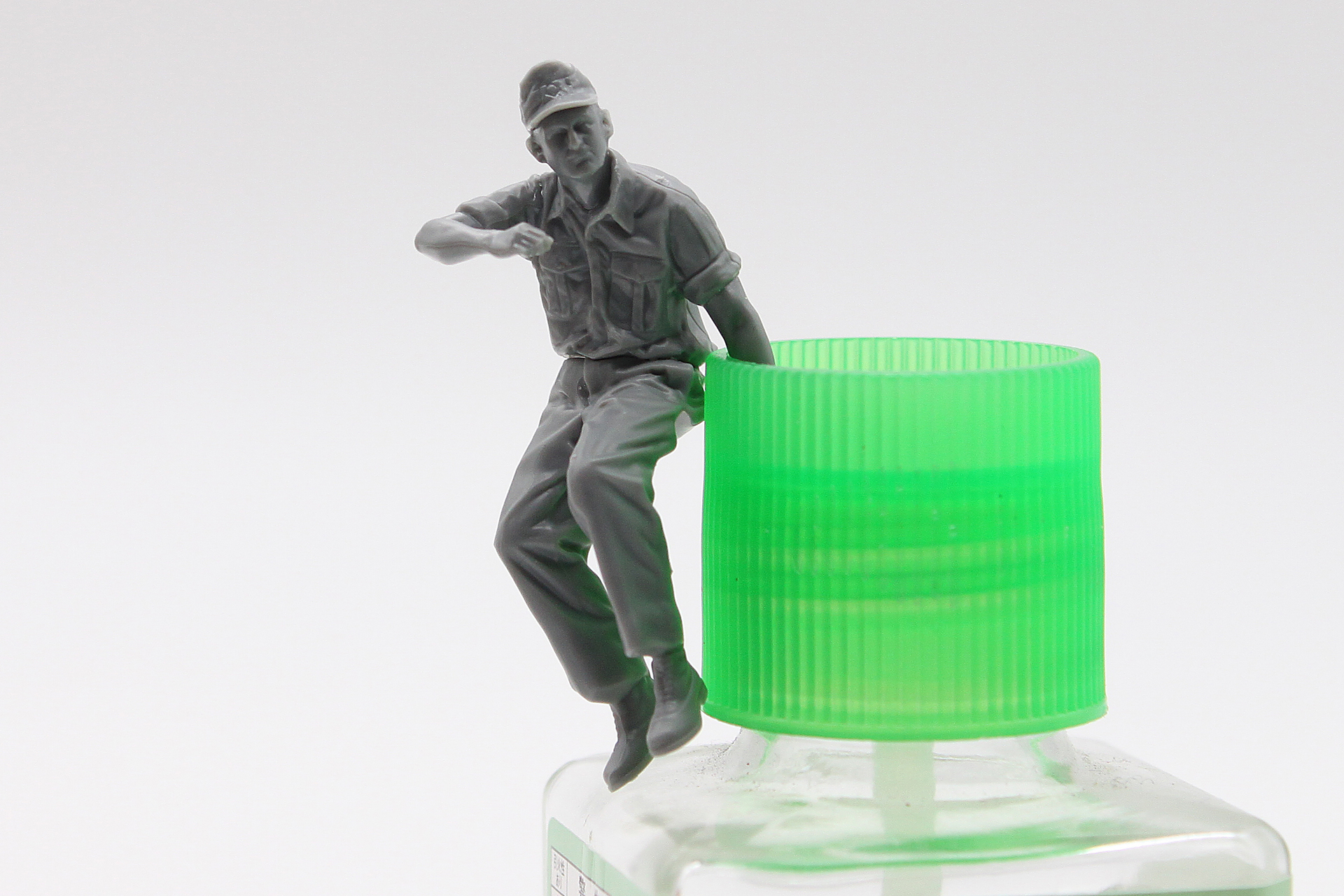 砲手。この表情や腕の肉、そしてシャツのヨレ具合など、こちらも見どころ満載