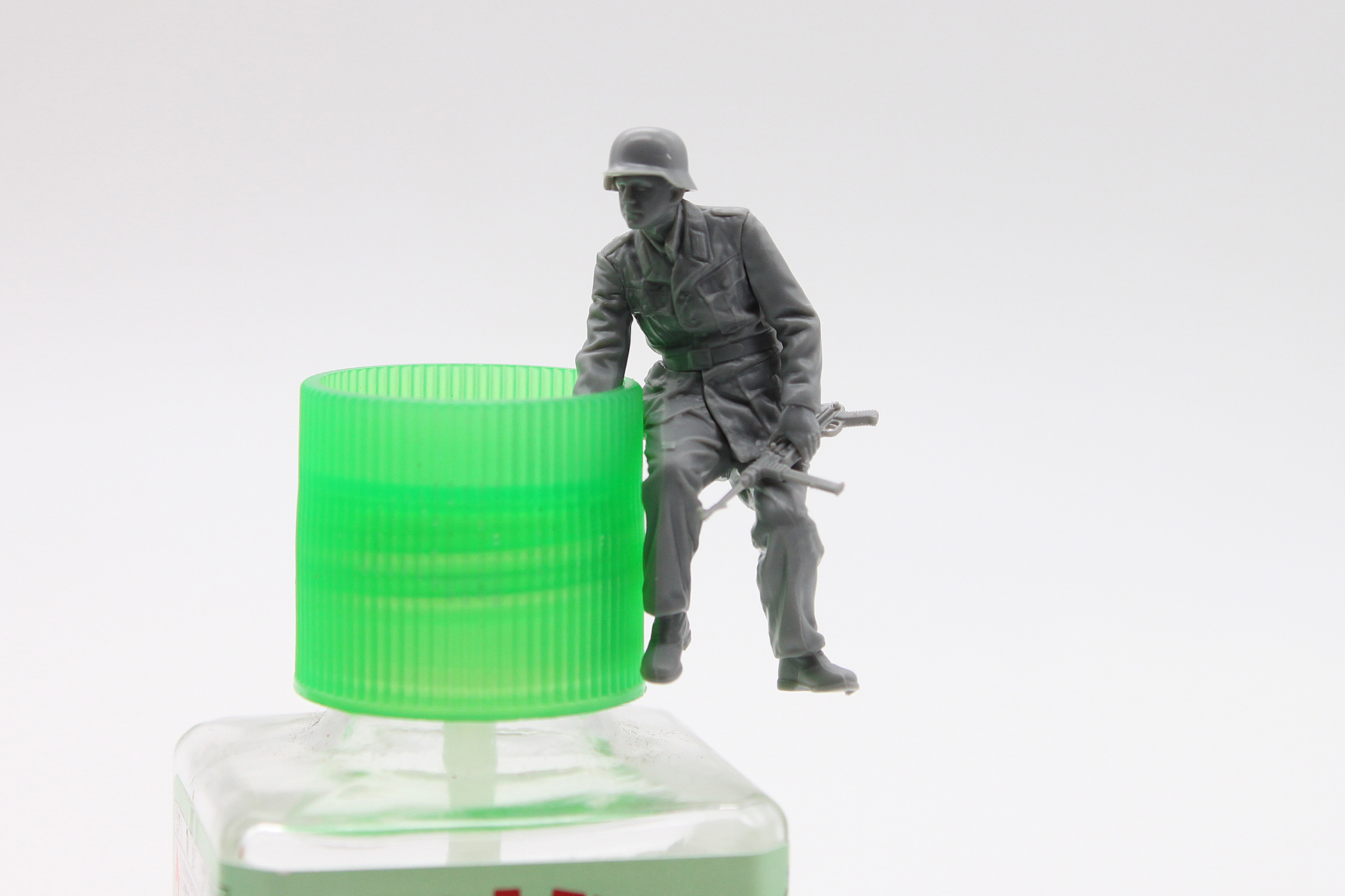 歩兵。戦車の背に乗って移動しています