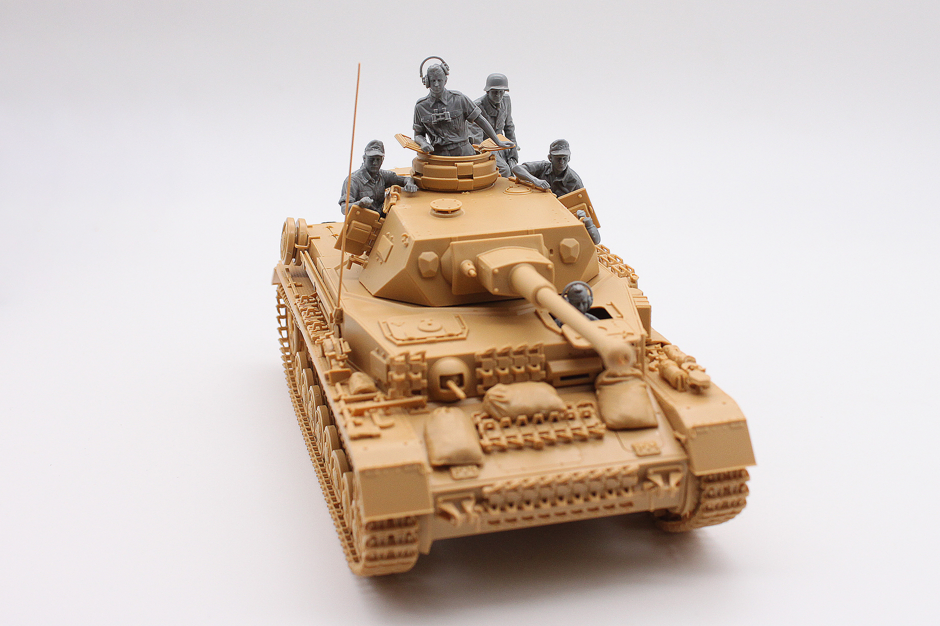 フィギュアを乗せた状態。ナゾのポーズはこのためだったんですね～。なんと生き生きとしているのでしょう。