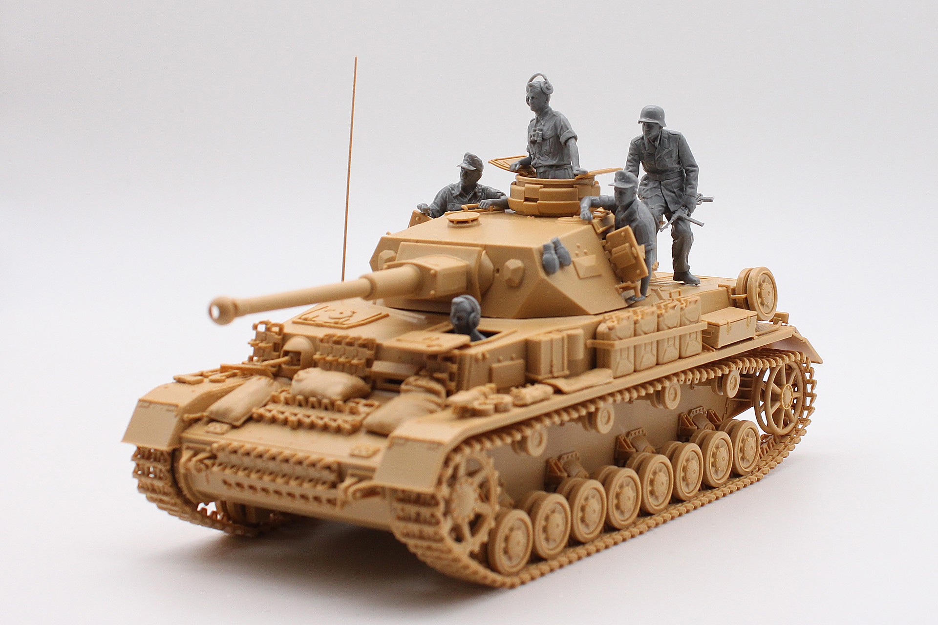 フィギュアを乗せた状態。ナゾのポーズはこのためだったんですね～。なんと生き生きとしているのでしょう。