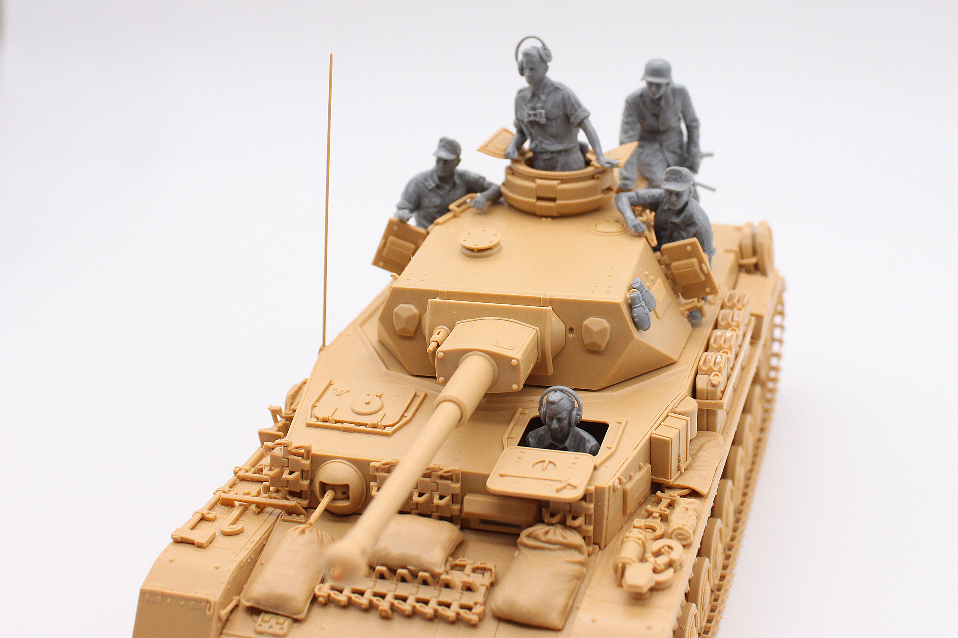 フィギュアを乗せた状態。ナゾのポーズはこのためだったんですね～。なんと生き生きとしているのでしょう。