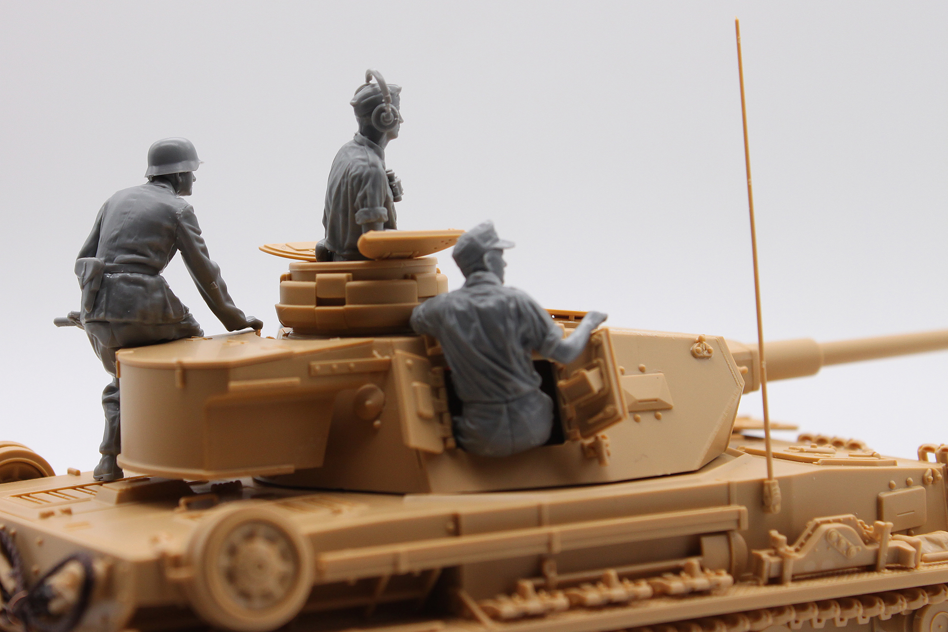 彼らは何を思って行軍しているのですかね。見る角度を変えれば、それだけでまた、ストーリーが生まれてきそうです。