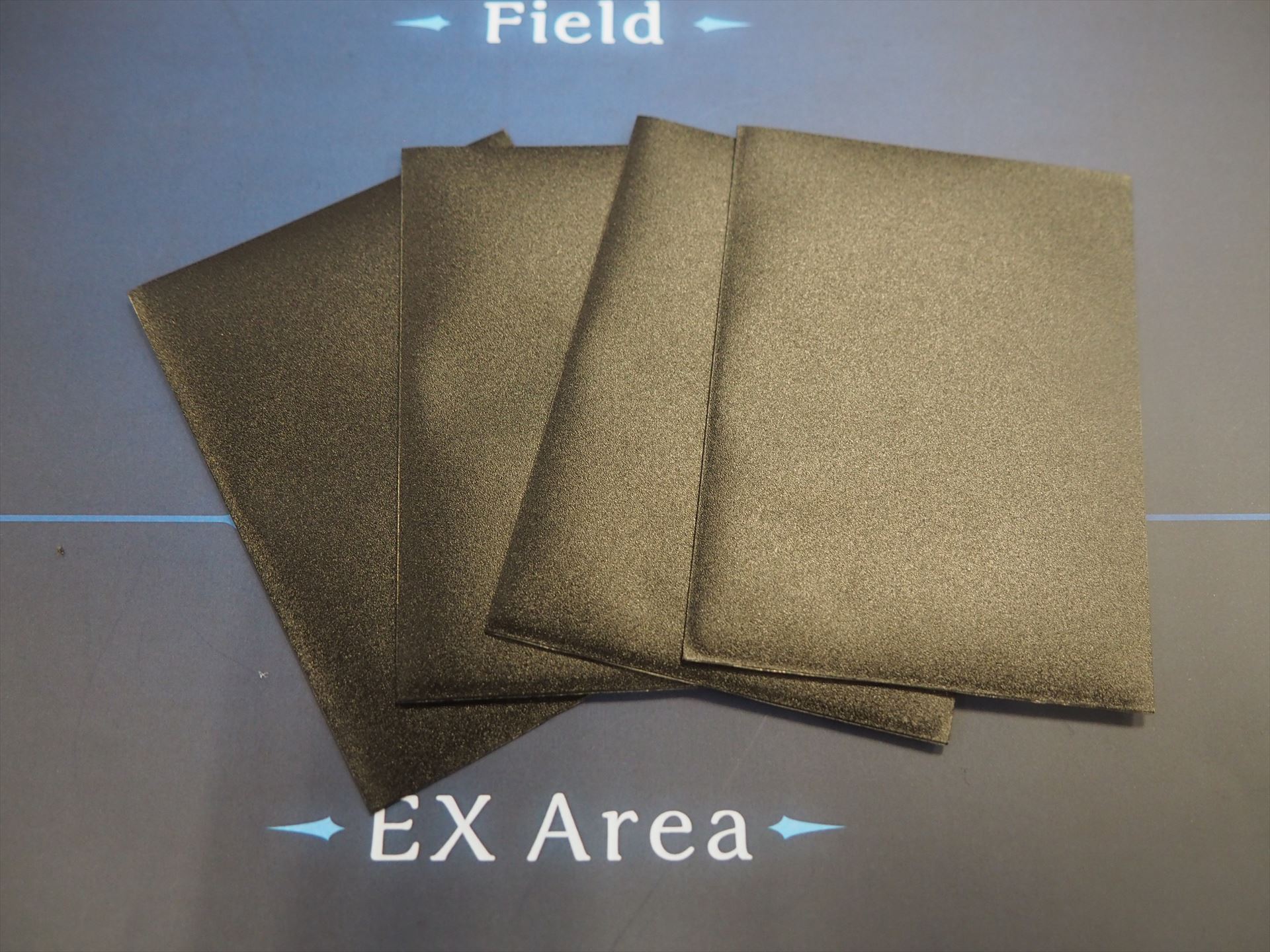 初期手札は4枚である