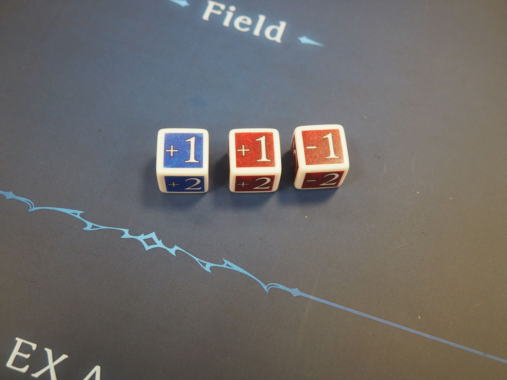 サイコロカウンター。青色が攻撃力をプラス修正するプラスカウンターで、赤色はダメージを表すマイナスカウンターと、体力をプラス修正するプラスカウンター