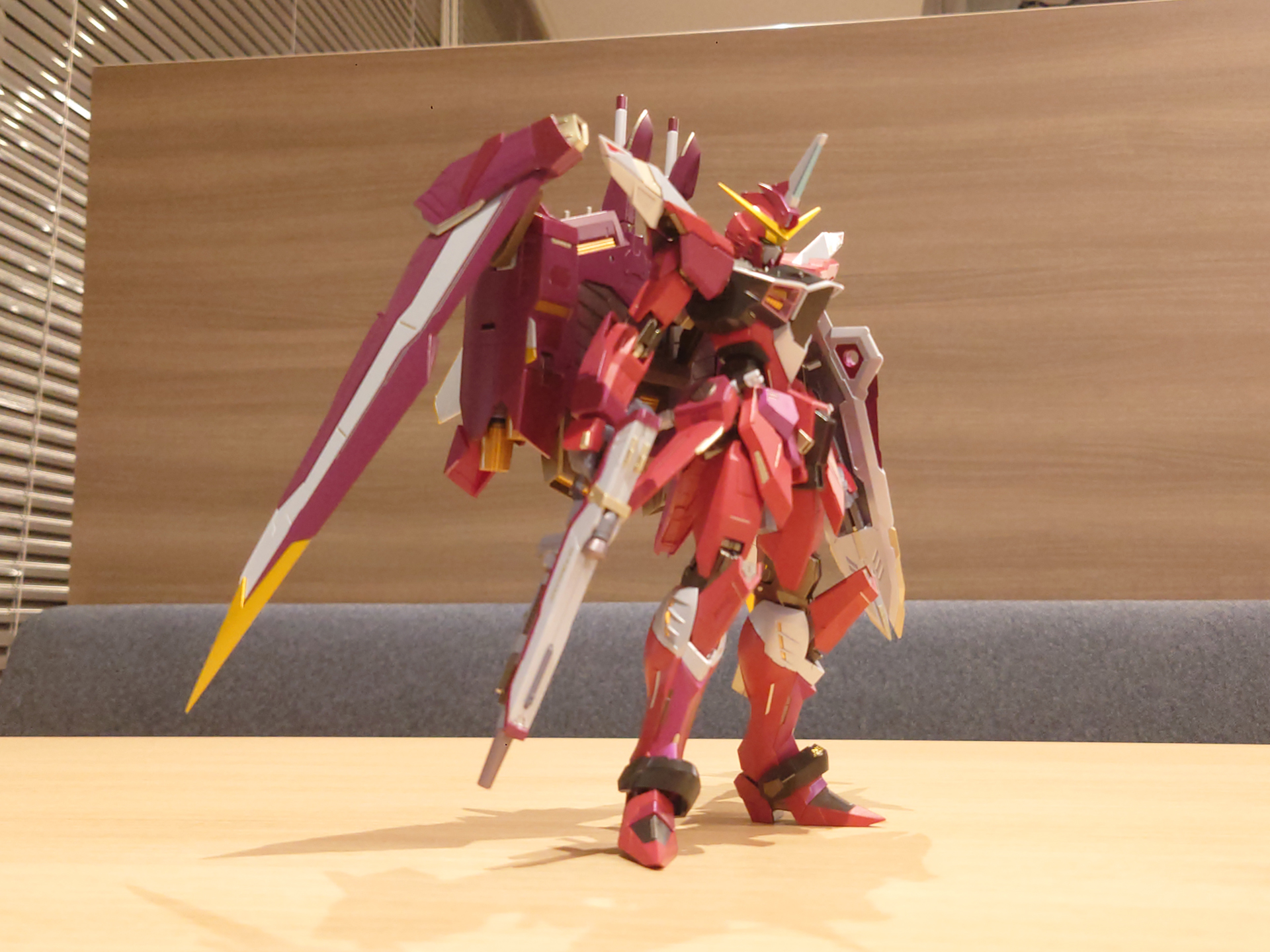 翼端を広げることで騎士のマントのイメージを盛り込んでいる