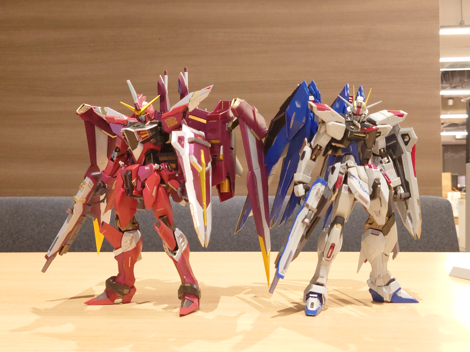 兄弟機ということで、関節パーツなどを共有しているという。ジャスティスは手足が細めのスリムなプロポーションにも注目